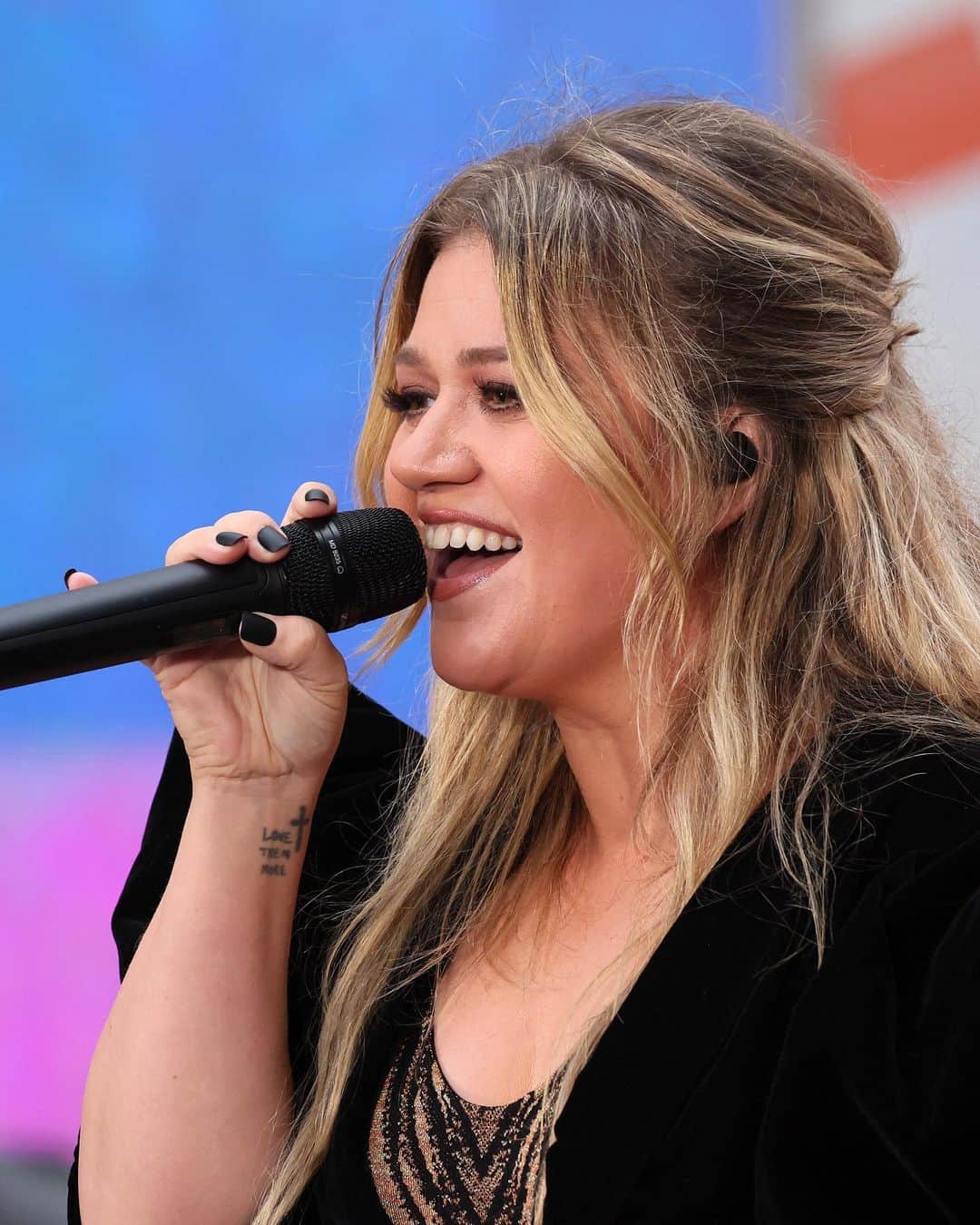 Just Jaredさんのインスタグラム写真 - (Just JaredInstagram)「Kelly Clarkson took the stage for an exciting performance on "The Today Show" in New York City! Head over to JustJared.com for more photos and to find out what Kelly said about her children possibly entering the music industry. #KellyClarkson #TodayShow Photos: Getty」9月23日 5時22分 - justjared