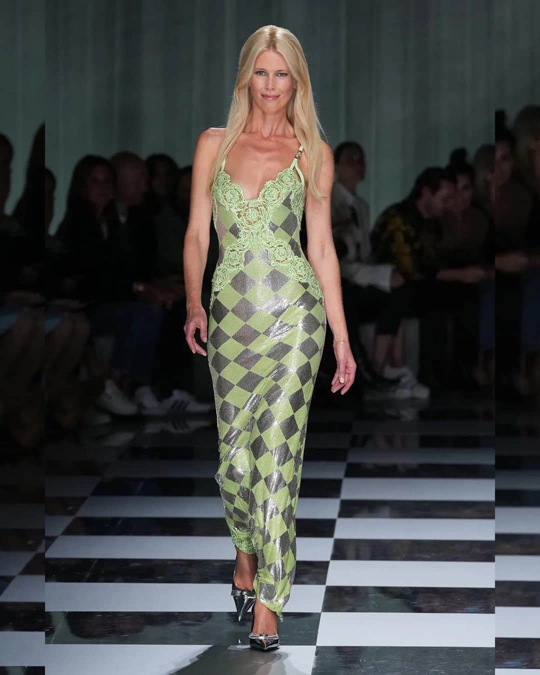 Just Jaredさんのインスタグラム写真 - (Just JaredInstagram)「Gigi Hadid, Kendall Jenner, Vittoria Ceretti, and Claudia Schiffer all walked the runway for the Versace fashion show during Milan Fashion Week. More pics on JustJared.com! #GigiHadid #KendallJenner #VittoriaCeretti #ClaudiaSchiffer #Versace Photos: Splash」9月23日 5時27分 - justjared