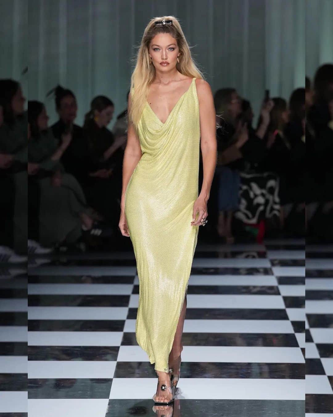 Just Jaredさんのインスタグラム写真 - (Just JaredInstagram)「Gigi Hadid, Kendall Jenner, Vittoria Ceretti, and Claudia Schiffer all walked the runway for the Versace fashion show during Milan Fashion Week. More pics on JustJared.com! #GigiHadid #KendallJenner #VittoriaCeretti #ClaudiaSchiffer #Versace Photos: Splash」9月23日 5時27分 - justjared