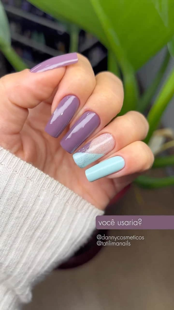 Risqueのインスタグラム：「Fim de semana chegando = inspiração de nail art. 💅 A @tatilimanails apostou em uma gravatinha colorida com as novas cores de Risqué Bio.   Ela usou: Nuvem, Açaí, Lírio Branco e As Mil Purpurinas.  #EsmaltesRisqué #RisquéOficial #EuQueFizRisqué #RisquéDaSemana」