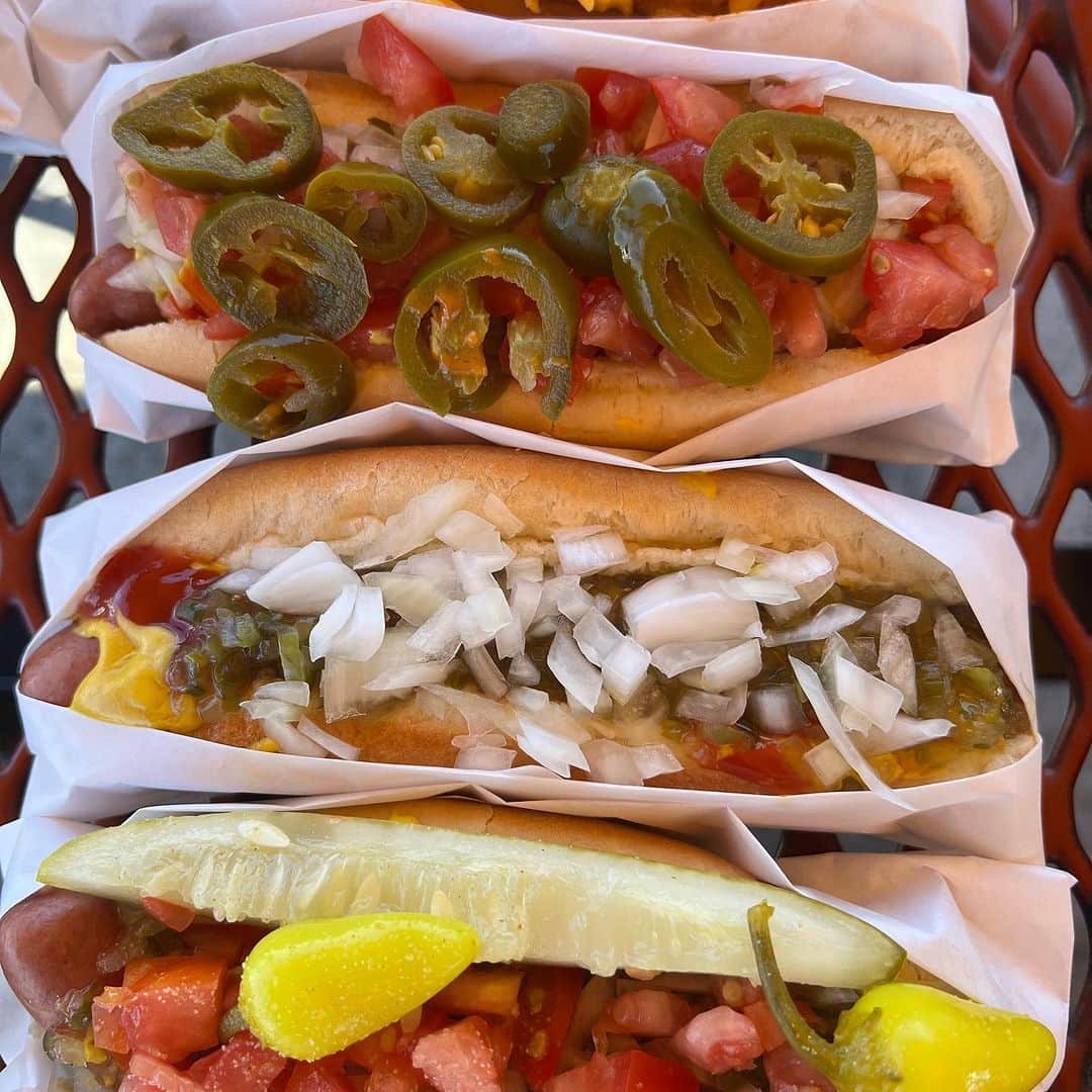 ライナ・ホワンさんのインスタグラム写真 - (ライナ・ホワンInstagram)「My new hot dog spot @pchhotdogs I went and ate the entire menu 😋😋 watch my video here —> https://youtu.be/evrcqNMsL_g?si=NP6jLhGgn0XNRUOw」9月23日 5時55分 - rainaiscrazy