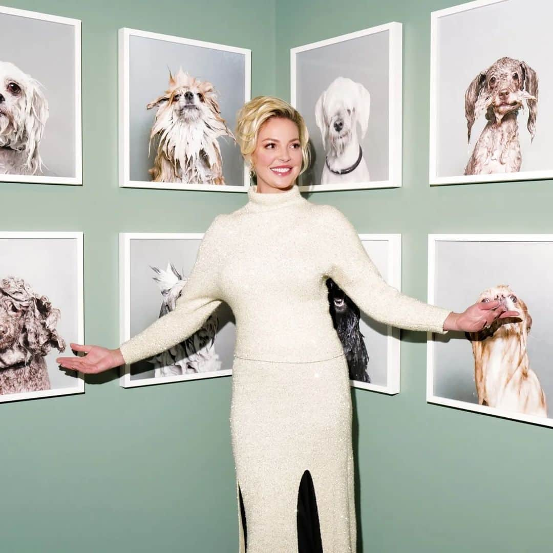 キャサリン・ハイグルのインスタグラム：「Thrilled to attend the opening event for the “Best In Show: Pets In Contemporary Photography” exhibition at @fotografiska.newyork last night with @badlandsranchpets Blown away by the talent of the 25 artists and how they've captured the essence of our beloved pets in culture. And... meeeting some of the furry attendees? Absolute highlight!!  Every ticket sold supports the work of the @jasonheiglfoundation Visit from now through January 2024 to experience mesmerizing images and make a difference for animals in need! #BestInShow #FotografiskaNY #NewYork   Stylist: @debswatson Photography: Ben Rosser/BFA.com」