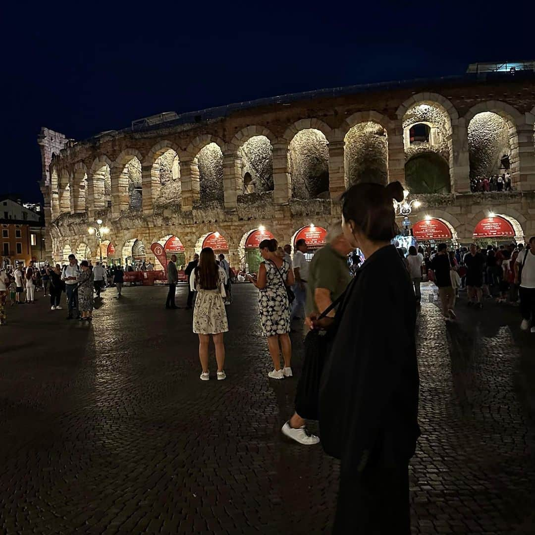 ソルジのインスタグラム：「Arena di Verona  어디에서도 보지 못했던 무대장치와 연출에 압도 당했던.  함께한 관객들 사이에서 무한한 감동을 느낀 감사한 하루🙏🏻  #ArenadiVerona #Aida by #guiseppeverdi #veronaitaly  🖤🖤🖤🖤🖤  #EX(i)D #DDD 😯」