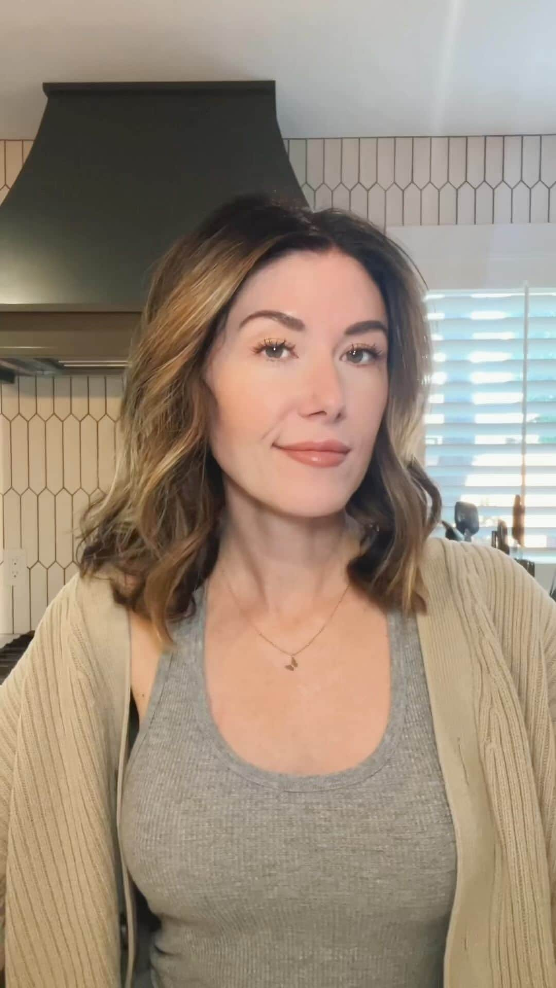 ジュエル・ステイトのインスタグラム：「FIRST EVER live cooking class! And it’s all for a good cause. Let’s raise some money for the BC and Lahaina fire relief fund and cook our asses off…. Join here for tix jointhegreenroom.com/products/jewel-staite-october-7 or hit the link in my profile!」