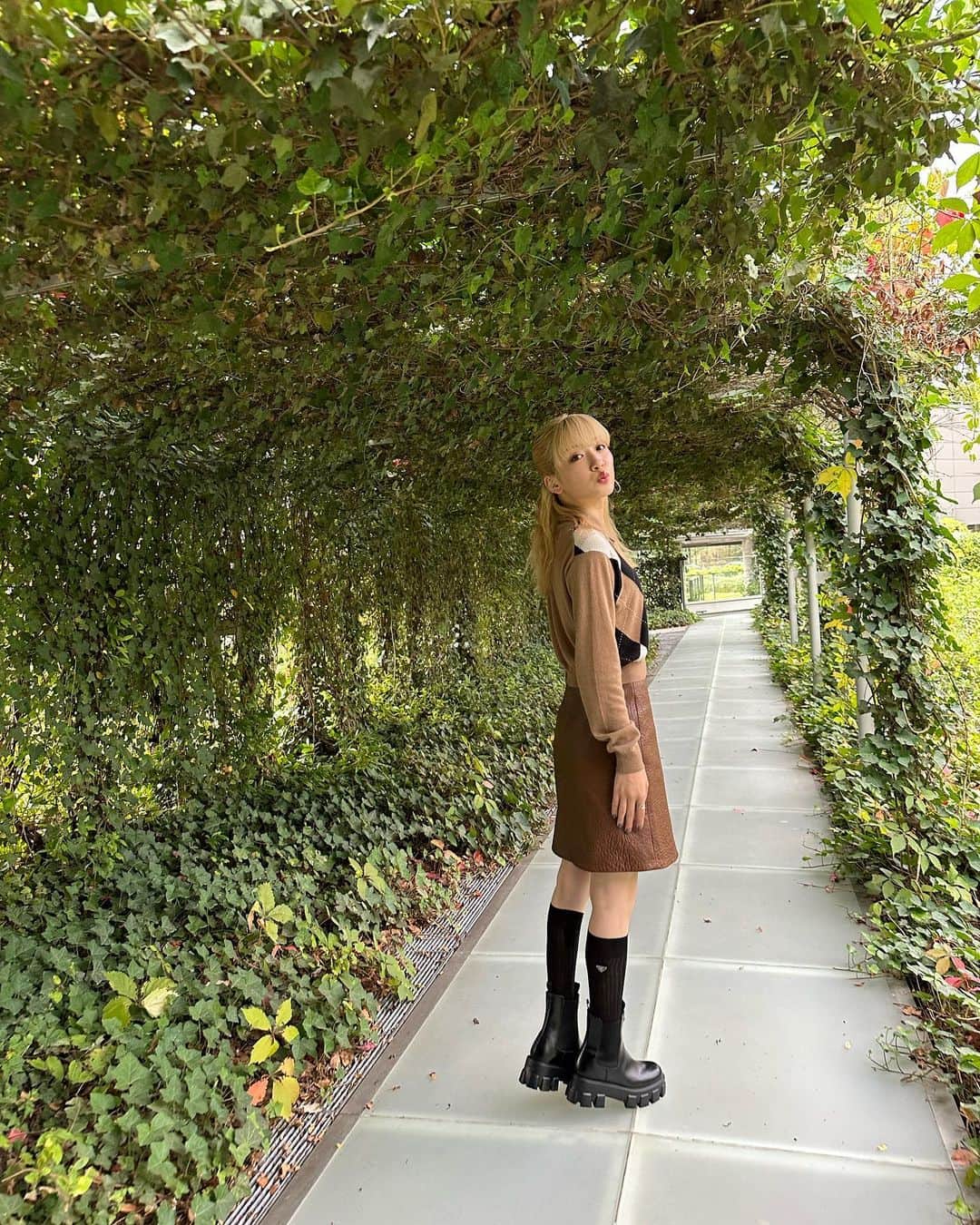 永野芽郁のインスタグラム：「・ Day 3🤎🤎🤎 FirenzeのPrada Valvignaに☺︎ とてもワクワクする時間でした👗👜 お楽しみに🐏」