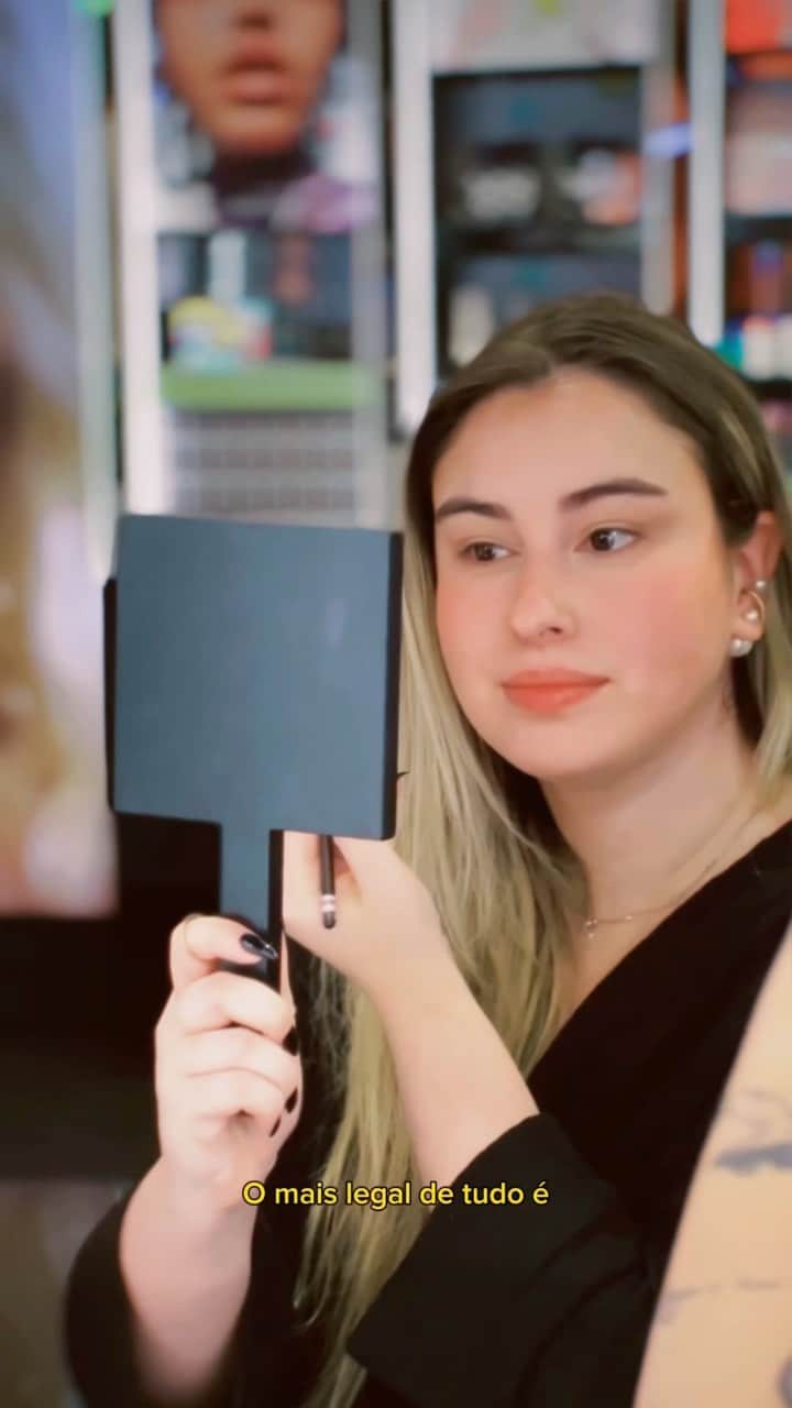 M·A·C Cosmetics BRのインスタグラム：「#HACK Sabe aquela aula personalizada de maquiagem que você tanto pensa em fazer? Na M•A•C você pode ter uma experiência exclusiva com um de nossos maquiadores para aprender dicas e truques de make. E o melhor, com o valor 100% revertido em produtos! 😍💄  Faça como a Juliana  e agende um horário em nosso site ou em uma loja próxima de você para aprender novas técnicas com um dos nossos artistas M•A•C. 🖤✨  Agende no link da bio ou acesse www.maccosmetics.com.br/book-appointment  #MACCosmetics #MACCosmeticsBrasil #MACServiços」