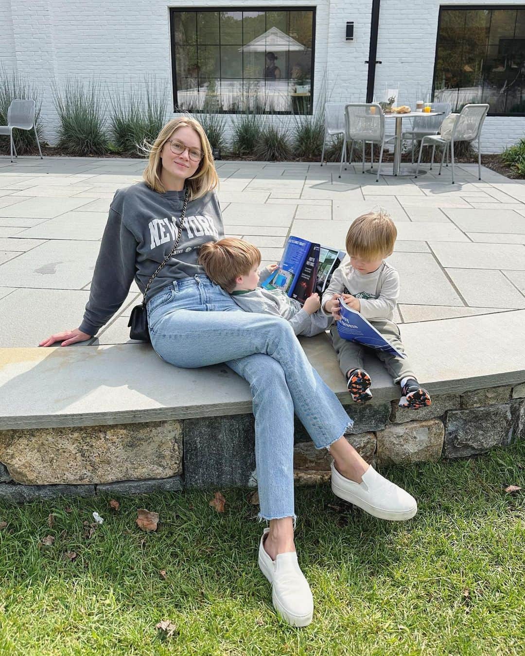 のインスタグラム：「They’re making this look way too easy 😆📚✨ #boymama」