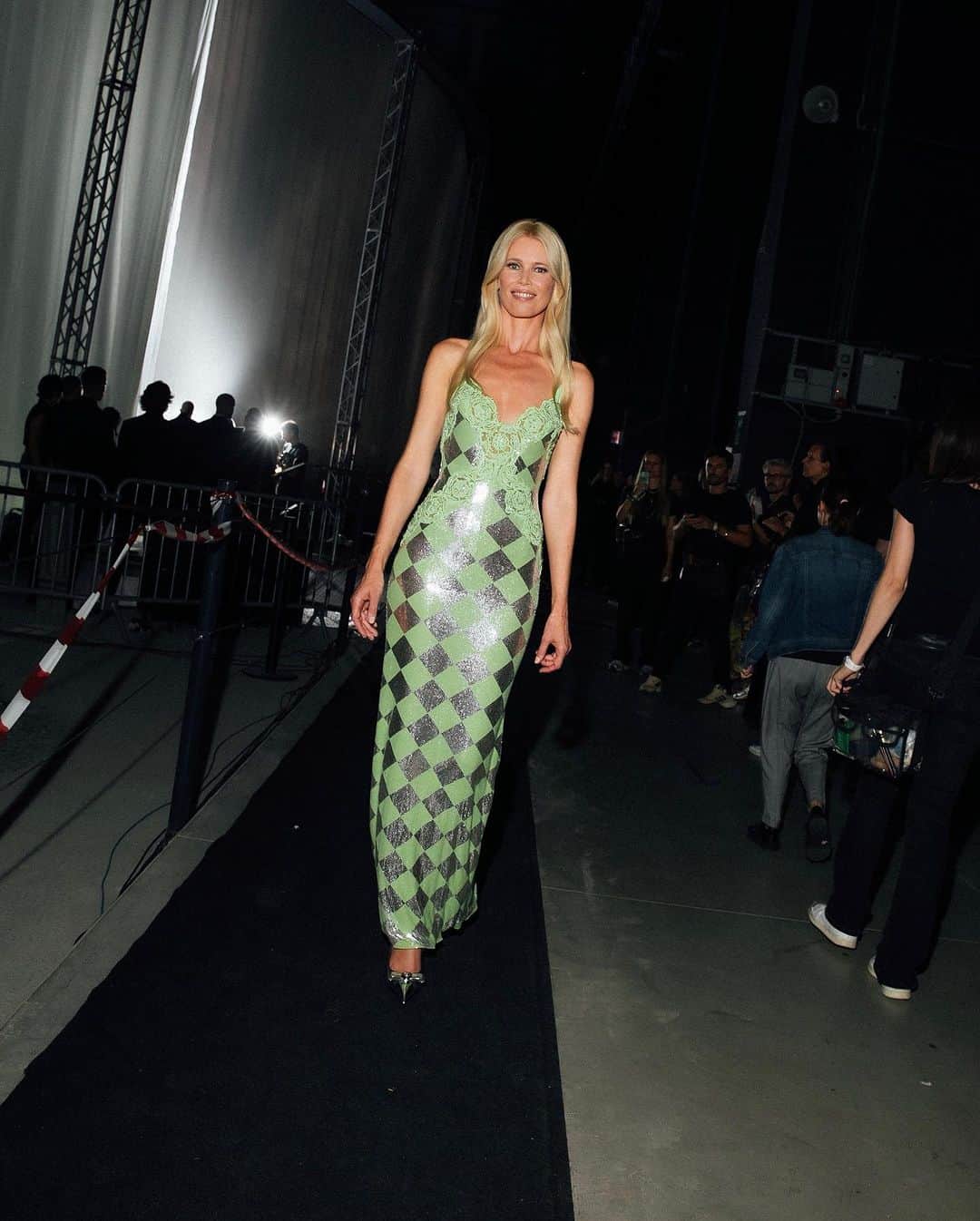 のインスタグラム：「Amazing @versace show tonight! Excited to be with my dear friend @donatella_versace 😘   Images by @moeez for @voguemagazine — read the full Vogue story at the link in bio ♥️」