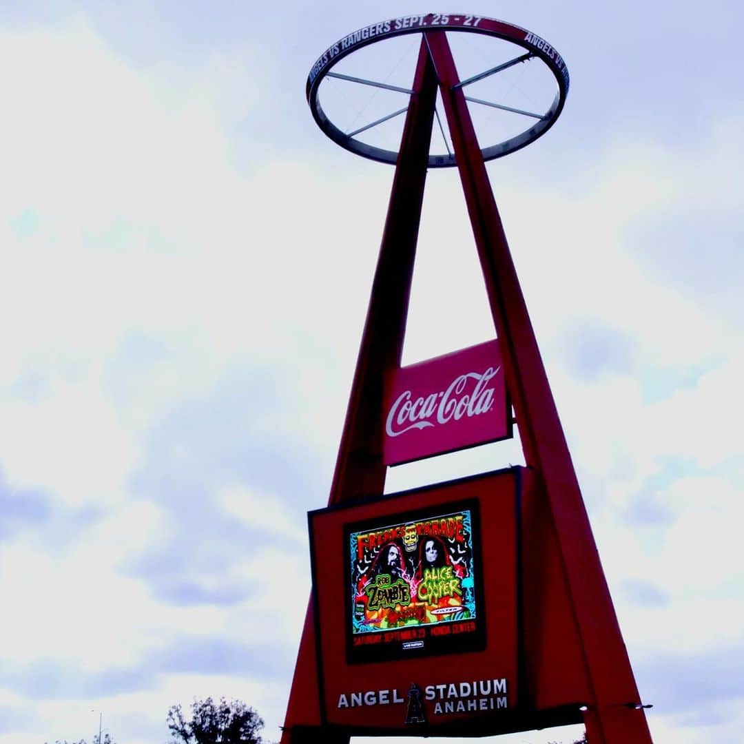 ロブ・ゾンビのインスタグラム：「The LA Angels ⚾️ @angels know what time it is! #robzombie #freaksonparadetour #laangels」