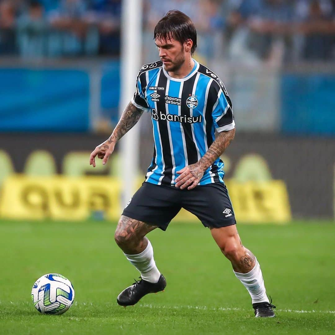 ナタンのインスタグラム：「Muito feliz por essa vitória importantíssima no campeonato! O grupo todo está de parabéns! Muito obrigado, Torcida Gremista, pelo apoio incondicional na Arena! +3 🇧🇼🙏🏻」