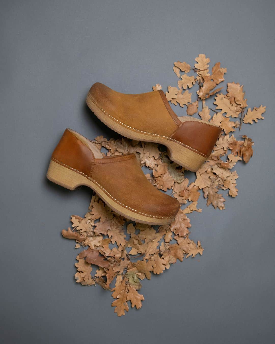 ダンスコのインスタグラム：「⭐ ⭐ ⭐ ⭐ ⭐ "These are my favorite shoe as soon as I unboxed them.  The leather is beautiful.  They made me a returning Dansko customer.  I am all about keeping style and function and not sacrificing comfort." - Cara  Shop Brenna Tan, link in bio. #transeasonal #danskofootwear #comfort #summerstyle #fashion #ootd #beautiful #happy #cute #travel #smile #joy #life #style #instadaily #friends #family #fun #instagood #gowhereyourehappiest #fallstyle」