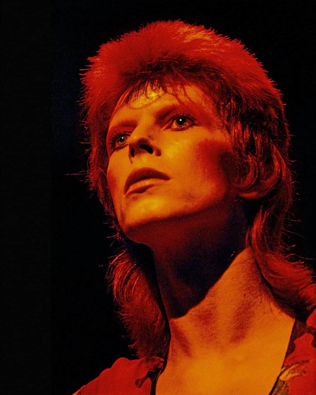 デヴィッド・ボウイのインスタグラム：「BOWIE’S UNIQUE ACHIEVEMENT - PART 1  “I look to the stars…”  Fifty years ago today, full-page adverts were published in the music weeklies and trade mags to mark Bowie’s extraordinary performance on the UK album charts.  With the appearance of the ‘The Bowie five-star constellation’ advert (see second image), it was clear that RCA was more than happy with the way things were going for David Bowie.   Here’s the wording from that advert:  + - + - + - + - + - + - + - + - + - + - + - + - + - + - +  The Bowie five-star constellation  Unbelievable but a fact - David Bowie takes five places in the Top Fifty album charts for ten whole weeks - a musical achievement unique in our time.  And now, the man who made Space Oddity, The Man Who Sold The World, Hunky Dory, Ziggy Stardust And The Spiders From Mars and Aladdin Sane is putting a new album into orbit. It’s called PIN-UPS and will be released in mid-October.  + - + - + - + - + - + - + - + - + - + - + - + - + - + - +  Things got even crazier with the release of Pin Ups in October, but that’s a whole other story.  The colour image here was one of Mick Rock’s live shots. Often mislabelled as a photo from the final show of the tour at Hammersmith on 3rd July, it isn’t. It was most likely taken at the previous performance at the same venue on the 2nd July.   Aside from an adjacent frame being the background image for the advert, the picture in the advert also ended up on the back sleeve of Pin Ups. But that’s a whole...  Finally, as the Life On Mars? 45 slid out of the UK singles chart, a little old man in scarlet and grey was ascending the same on his way to #6. But that’s...  FOOTNOTE: The sleeve for The Laughing Gnome that appears on the second slide is the 1973 Danish release which contained the UK pressing. There was no picture sleeve in the UK.   📸 Mick Rock  #Bowie5StarConstellation #AladdinSane50 #BowiePinUps50 #Bowie2023Anniversaries」