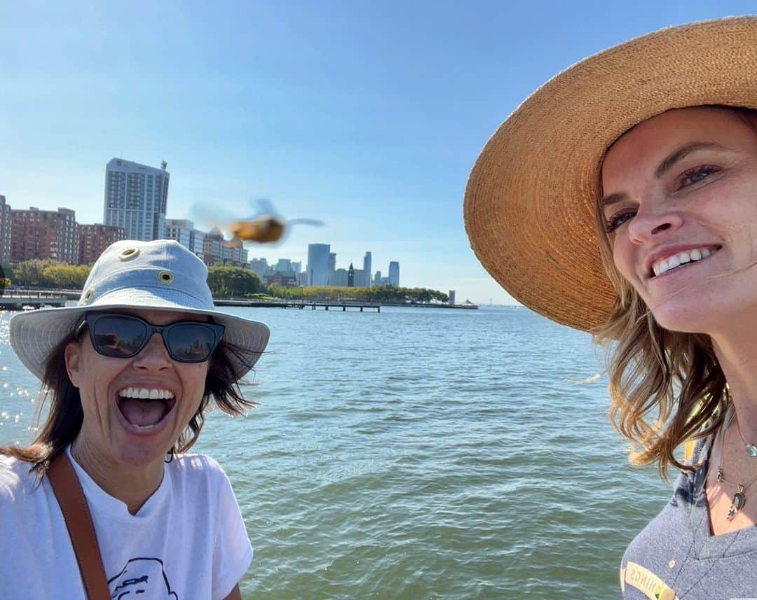 コンスタンス・ジマーのインスタグラム：「#fbf When @missipyle and I got photobombed by a BEE!」