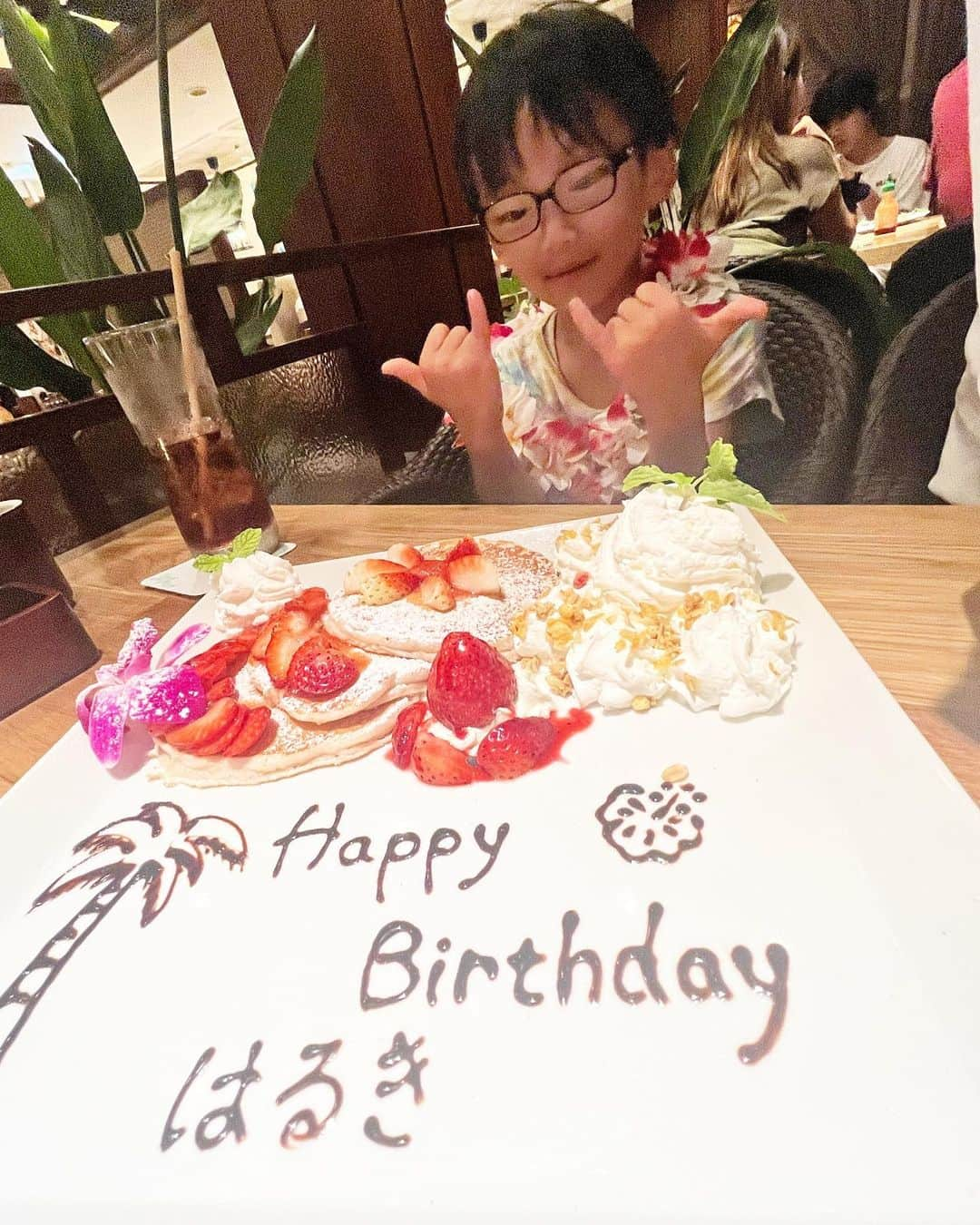 水越結花のインスタグラム：「🎂 2023.09.22  晴葵（はるき）7歳になりました🧡💛🧡 🤙教えてあげたら最初ロックンロールなってた👩‍🎤笑 仕事もトライアスロンも 楽しみたいわがままな母のもと たくましく素直にまっすぐ すくすく育っております！ こどもって、本当に勝手に育つのね。笑  でもでも最近、今まで以上に社会の支え、地域の支え、仲間の支え、見えないところでもたくさんの人の仕事と愛情の支えがあってこそだと、改めて実感してます。 だから頑張って働くし、税金も喜んで納めるのねって感じ。笑 社会不適合すぎた母も7歳になれば、 少しは成長できたみたいです👶💗  誕生日プレゼントはついに自転車🚲✨ 3歳の誕生日にストライダーデビューしてから補助輪なしですいすい乗れました。本当にすごい！ （サイクルモードで2年連続ブラッキーさんのウィラースクール1日中いたおかげかな😆）  いつでもトライアスロンデビューできるね🌈🏅 夢中になれるものを自分で見つけるまで 色んな世界見せてあげたいけど、 マニアックに偏ってます。笑 勉強は教えてあげられないけど、 生きるチカラは一緒に磨いてこ✊  これから一緒にできるようになることを楽しみに、今しかできないことを見逃さないように、こぼさないように、大切に大切に過ごします✨  いつも遊んでくれるおともだちのみんなありがとう。 今後とも家族共々、特にポンコツ母のお世話を よろしくお願いします🙏🌈」