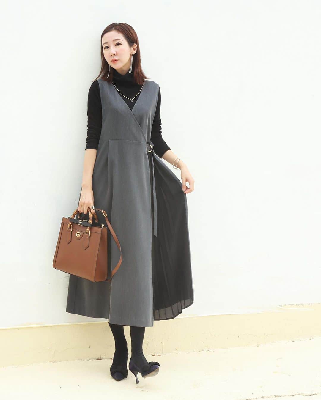 のインスタグラム：「大人気＆ロングセラーの授乳ワンピース アリスのNewカラーが入荷しました✨  シックでこれからの季節にぴったりの、グレー×ブラック🩶🖤  知的で上品なおすすめカラーです✨」