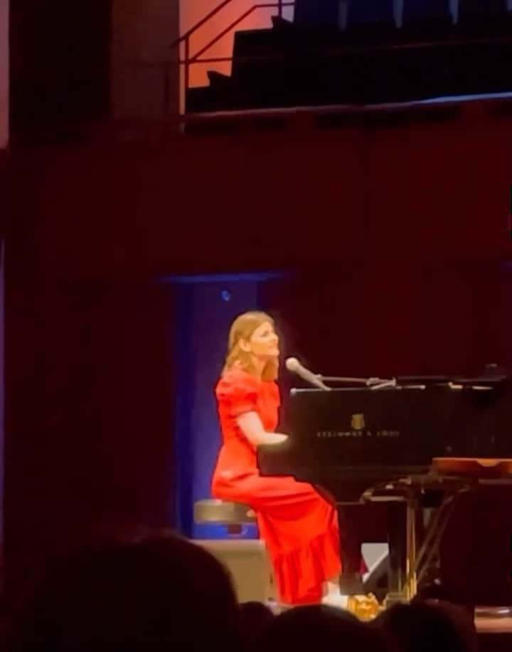 リンジー・クラフトのインスタグラム：「was it a dream? i think i performed at the kennedy center last night. a true honor. thank you @actualbenfolds for giving me this opportunity. i cant wait for the rest of tour. 🎹❤️ thanks to the brave audience member who filmed this! i also want to thank the people who helped me big time to prepare. @tedcasemusic incredibly, patient and kind  piano teacher. look at his tutorials @pianofluency !! none other than @louder.la for intuitive teaching that started me off. take lessons. it’s an unreal school.  lorie i love you. @sophiatrevormusic @rachaellawrencemusic and @douglaspeck who has helped me grow in my voice and breathing! . i think it’s important to work with lots of different people. my dear @andrewleeds who i love the most. who helps the most. who’s there for me the most. and big thanks to @thesaragilbert. and to @reallindaperry who heard a song at the very beginning  and liked it! and is the main reason i kept writing more. so i could show em to her. concept album coming soon.  love, me」