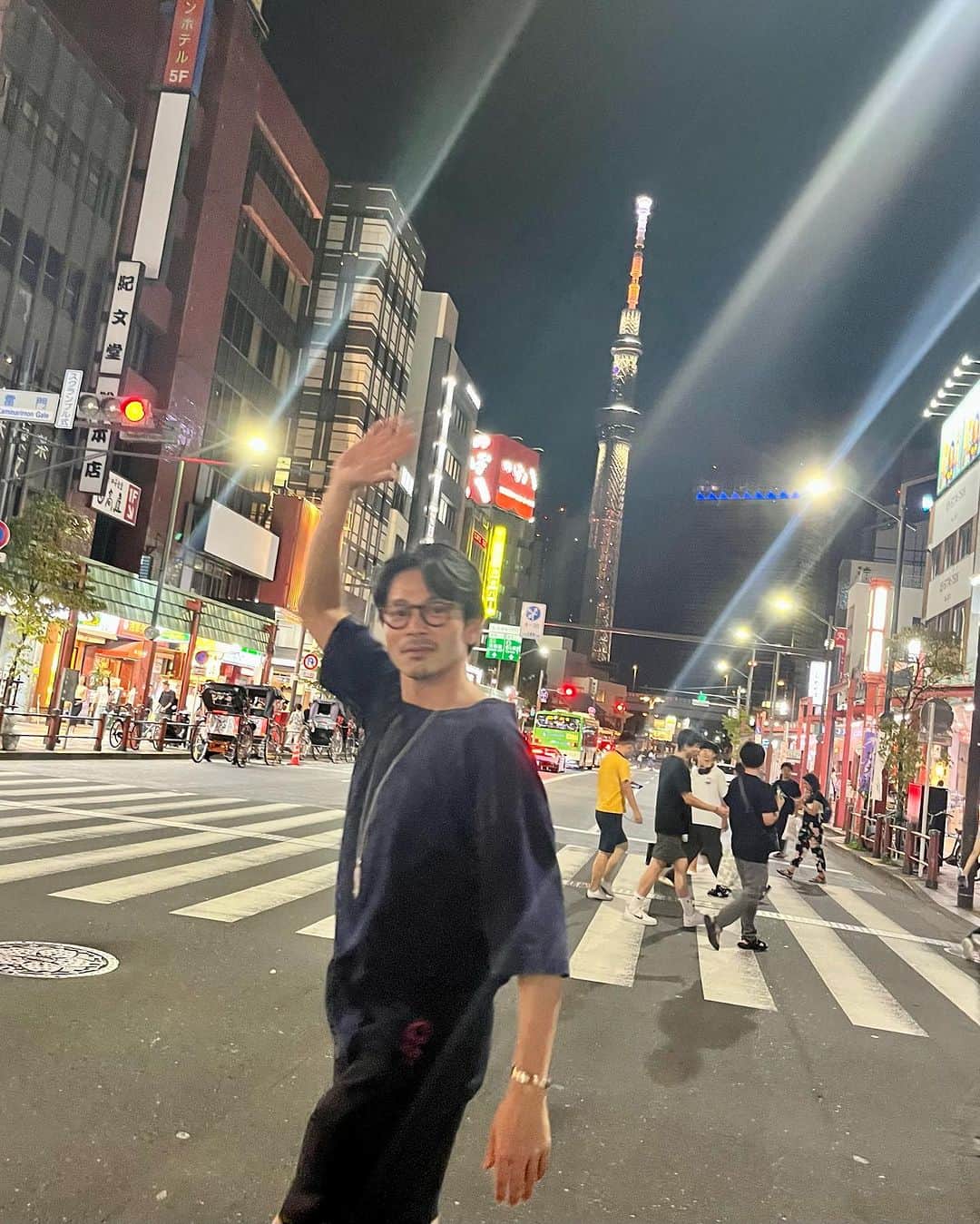 のインスタグラム：「． 浅草寺が好きです。 何故かテンションが上がります。  夜の浅草も、雰囲気があっていいですよ。  #浅草 #浅草寺 #ライトアップ #handsup」
