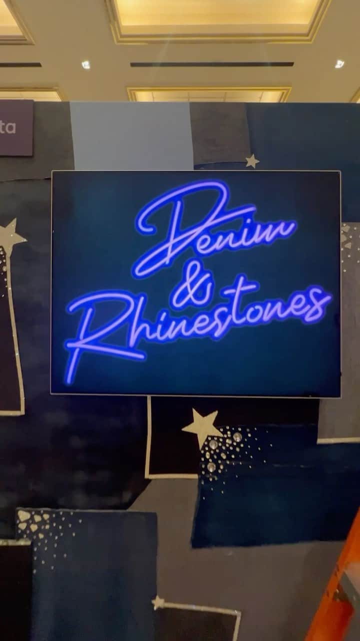 キャリー・アンダーウッドのインスタグラム：「The team getting the #DenimAndRhinestonesExperience ready just outside of @resortsworldtheatre …come check it out today until Sept 30 and grab a photo!」