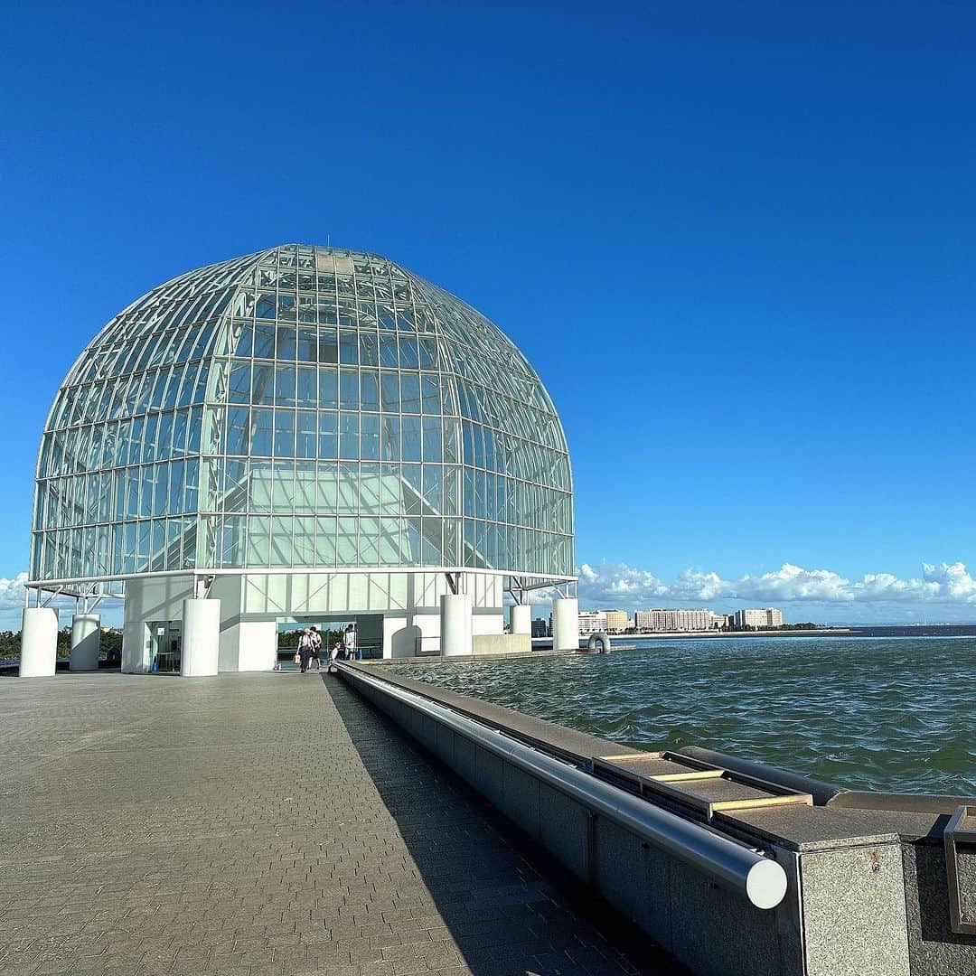 澤野井香里さんのインスタグラム写真 - (澤野井香里Instagram)「東京湾に浮かんでいる様なドーム型の建物の#葛西臨海水族園 🐡✨  海外で生息してる珍しいお魚🐠がたくさんいてちょっと世界旅行気分🌍を味わえたり、触れ合いもできたり、大きな水槽ではたくさんのマグロ🐟がビュンビュンすごいスピードで泳いでいるのが圧巻😳‼️  #葛西臨海公園 も広くてお散歩気持ちよかった^ - ^  #ks_23✨ #ks_tokyo✨ #国内旅行 #家族旅行 #東京旅行 #東京 #東京ディズニーランド #こどもとおでかけ #男の子ママ #女の子ママ #ママライフ #ママリ #コドモノ  #7歳 #4歳 #👦🏻👧🏻 #S⭐️_ #M🍒_  #s⭐️m🍒 #🐠 #tokyo #aquarium」9月23日 6時49分 - kaori_sawanoi