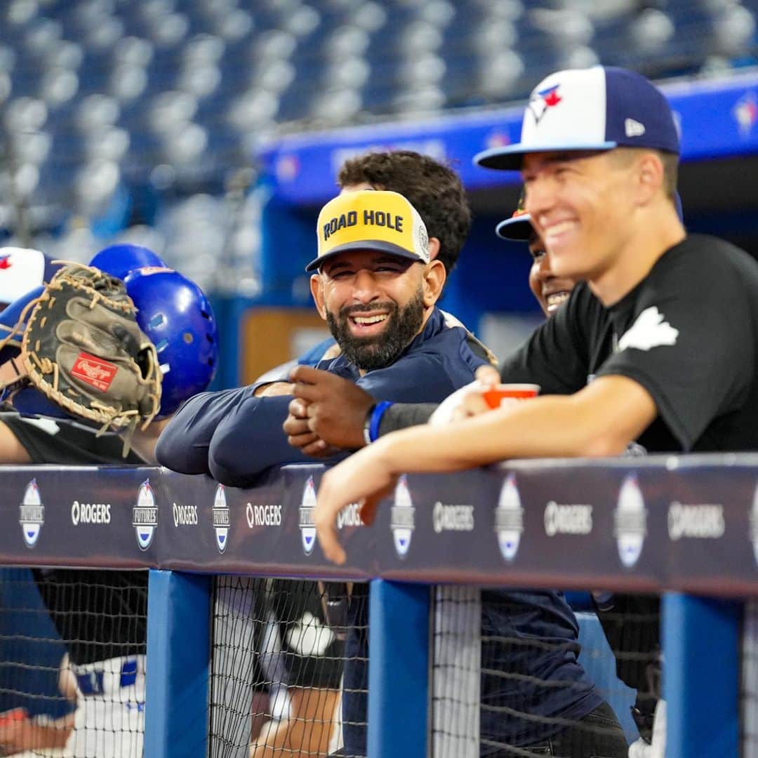 トロント・ブルージェイズのインスタグラム：「A surprise guest at the Canadian Futures Showcase 👀 It’s Blue Jays LEGEND @joeybats19 🐐 #TBJFutures」