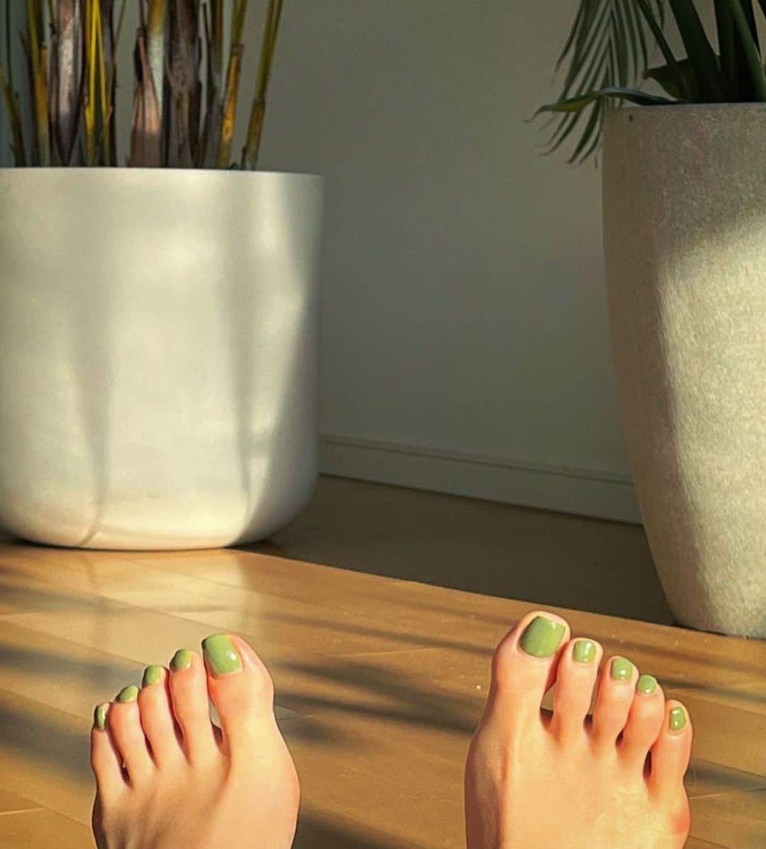 のインスタグラム：「・ もう一度グリーンネイルにしようか迷う🥹🌿💅」
