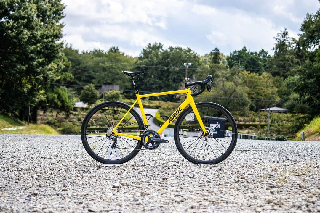 KhodaaBloomさんのインスタグラム写真 - (KhodaaBloomInstagram)「MAVIC（マヴィック）ニュートラルサービスに使用する「STRAUSS PRO RACE2(ストラウス プロ レース2)」ニュートラルバイクが10月13日～10月15日に開催されるジャパンカップサイクルロードレースにてお披露目されます。  アジア最高位のレースと併せてぜひその目でご確認ください。  -------------------------------------------  以下、「STRAUSS PRO RACE2(ストラウス プロ レース2)」のニュートラルバイク採用のニュースより掲載。  「ニュートラルバイク」とは、サイクリングホイールのパイオニアであるフランスの自転車部品メーカーMAVICが、レース現場においてチームや国籍に係わらず中立的な立場で選手サポートを行う「ニュートラルサービス」で使用するバイクのことです。日本国内での同サービスはレースに限らず、ロングライドイベントでも参加者へのメカニックサポートとして行われており、多くのサイクリストをサポートしています。  KhodaaBloomではこれまでに国内最高峰のJプロツアーチームへの機材提供やロングライドなどのサイクリングイベントのサポートをおこなってきました。MAVICの「ニュートラルサービス」の精神に共感し、スポーツバイクの普及と発展を願う仲間として2018年よりニュートラルバイクをサポートしています。  今回提供する「STRAUSS PRO RACE2」はUCI認証を取得しており、国際レースにおいても肩を並べて戦える自信を持った一台です。車体はMAVICのブランドカラーであるイエローに塗装を施され、ニュートラルバイクとして運用されていきます。  お披露目は2023年10月13日～15日に開催される「2023ジャパンカップサイクルロードレース」を予定しております。  #KhodaaBloom #コーダーブルーム #あなたのための日本ブランド  #走りが軽いマヴィック」9月23日 7時00分 - khodaabloom