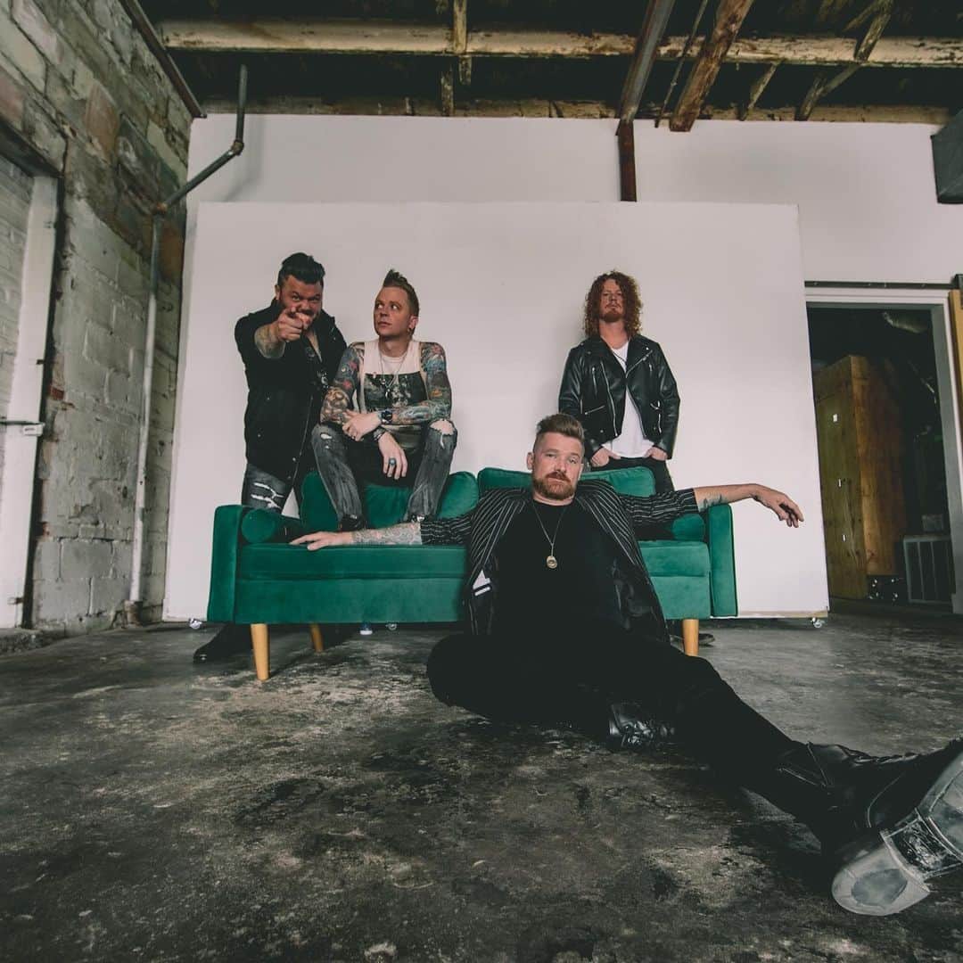 ヒンダーのインスタグラム：「We hit the stage at 7:30pm tonight for a FREE hometown show at the @okstatefair 🤘  Win us a stuffed animal, bring us some cotton candy and grab one of our limited edition OKC shirts…it’s not like you had to buy a ticket!   #hinder #okstatefair」