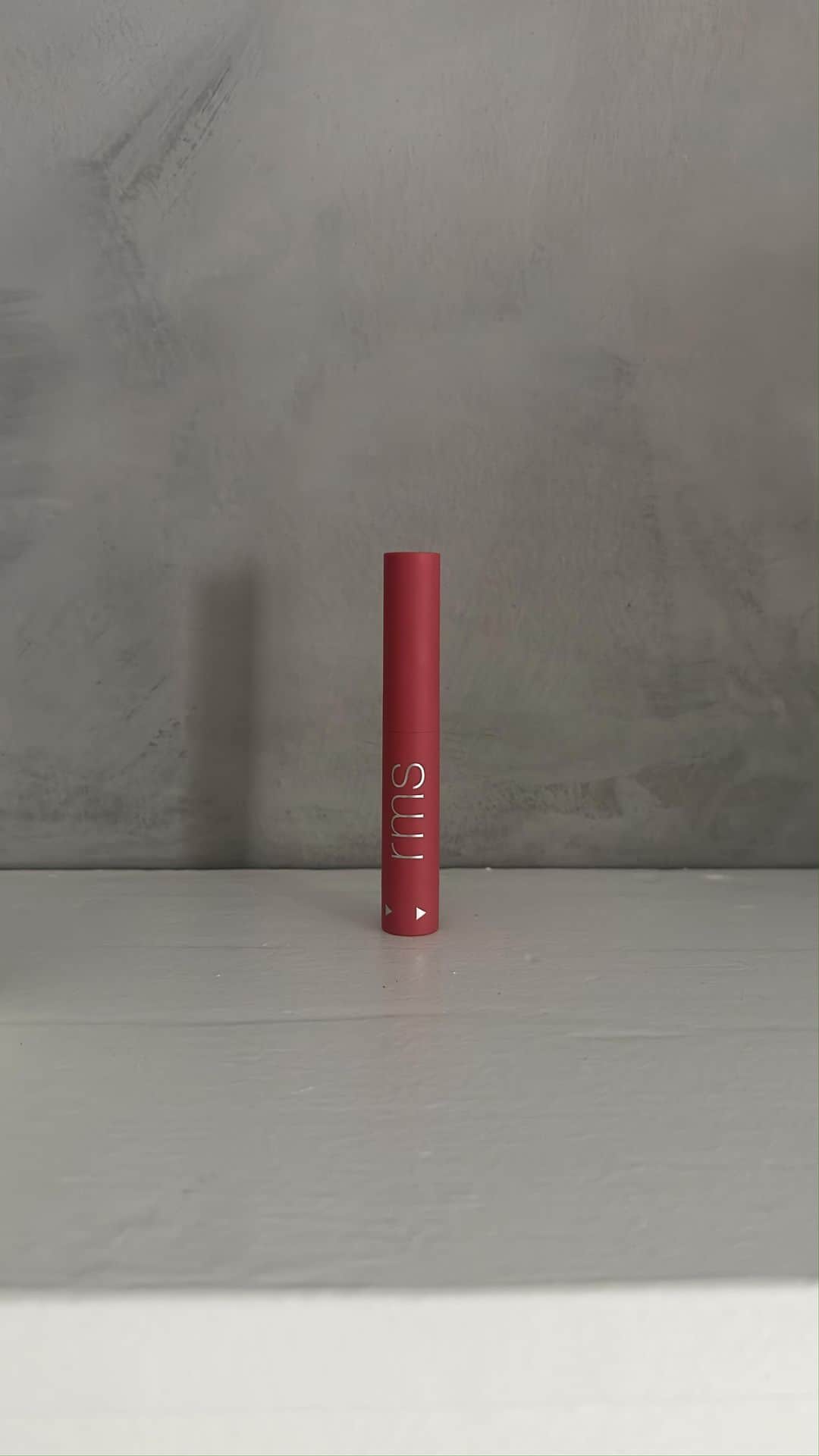 アビー・ネフのインスタグラム：「Whats your fav color? #tryonhaul #lipcolor」