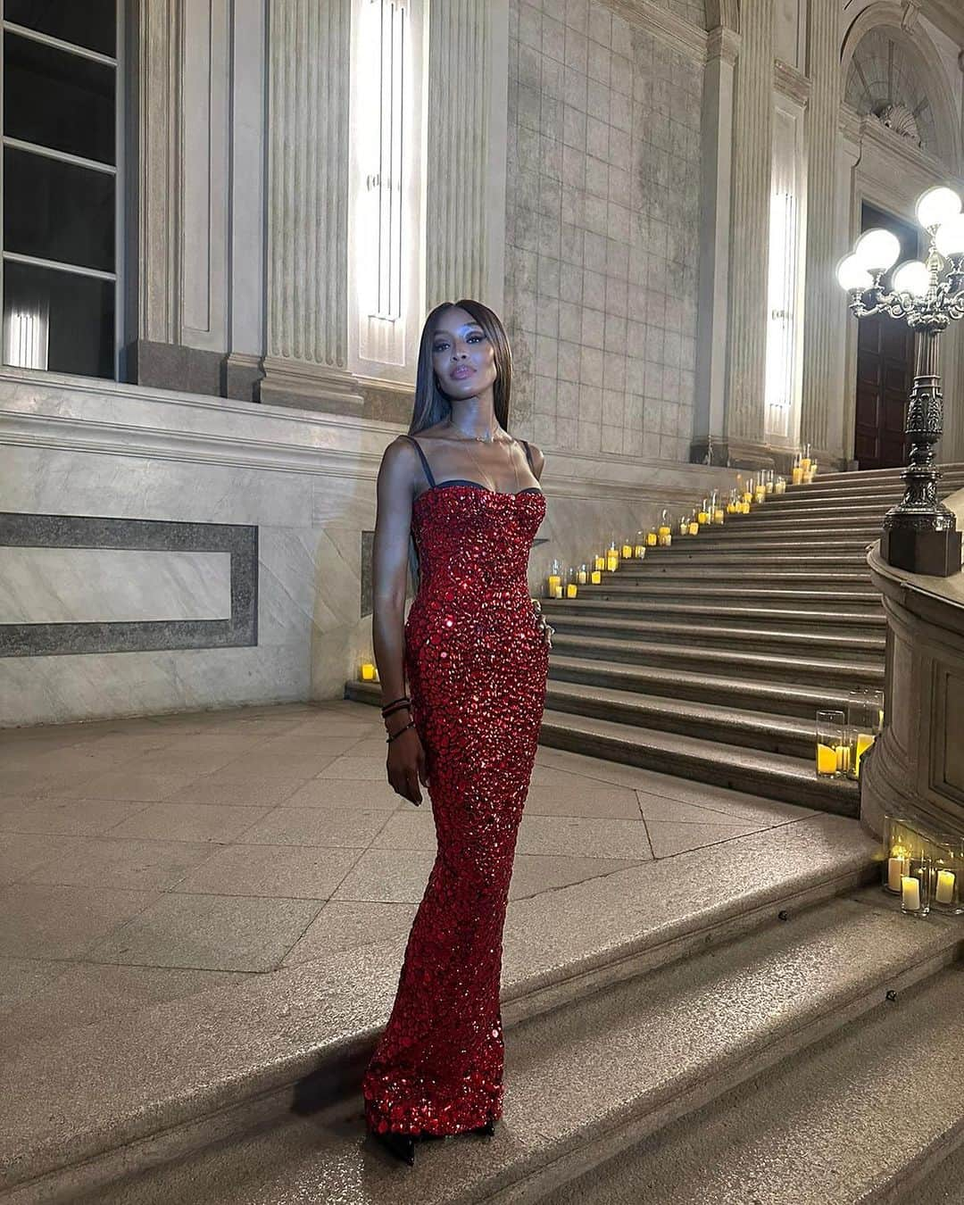 ナオミ・キャンベルのインスタグラム：「Congratulations 🎉🎉@luigiandiango for bringing us altogether for celebration of your body of work ❤️. Thank you dolcegabbana  for remaking  This beautiful Ruby sparkler . #madein Italy 🇮🇹❤️」