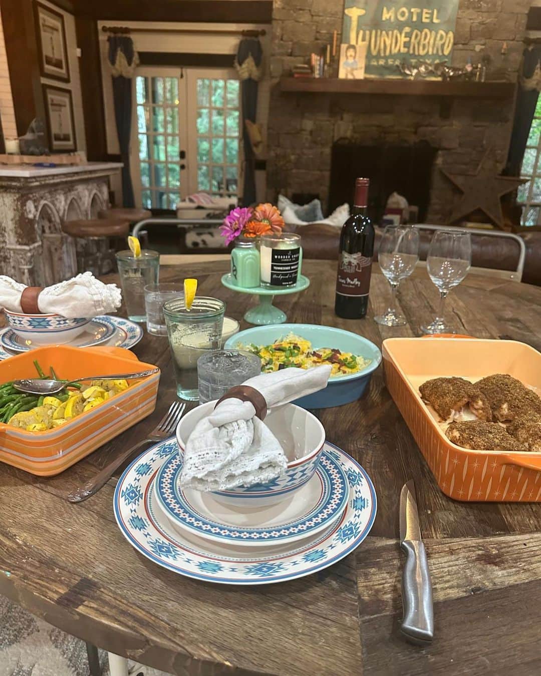 のインスタグラム：「Home sweet home. ♥️ Enjoying a home cooked meal with @brendanjmcloughlin. Served up some green beans , mashed potatoes, baked chicken & @wandajunehome.」