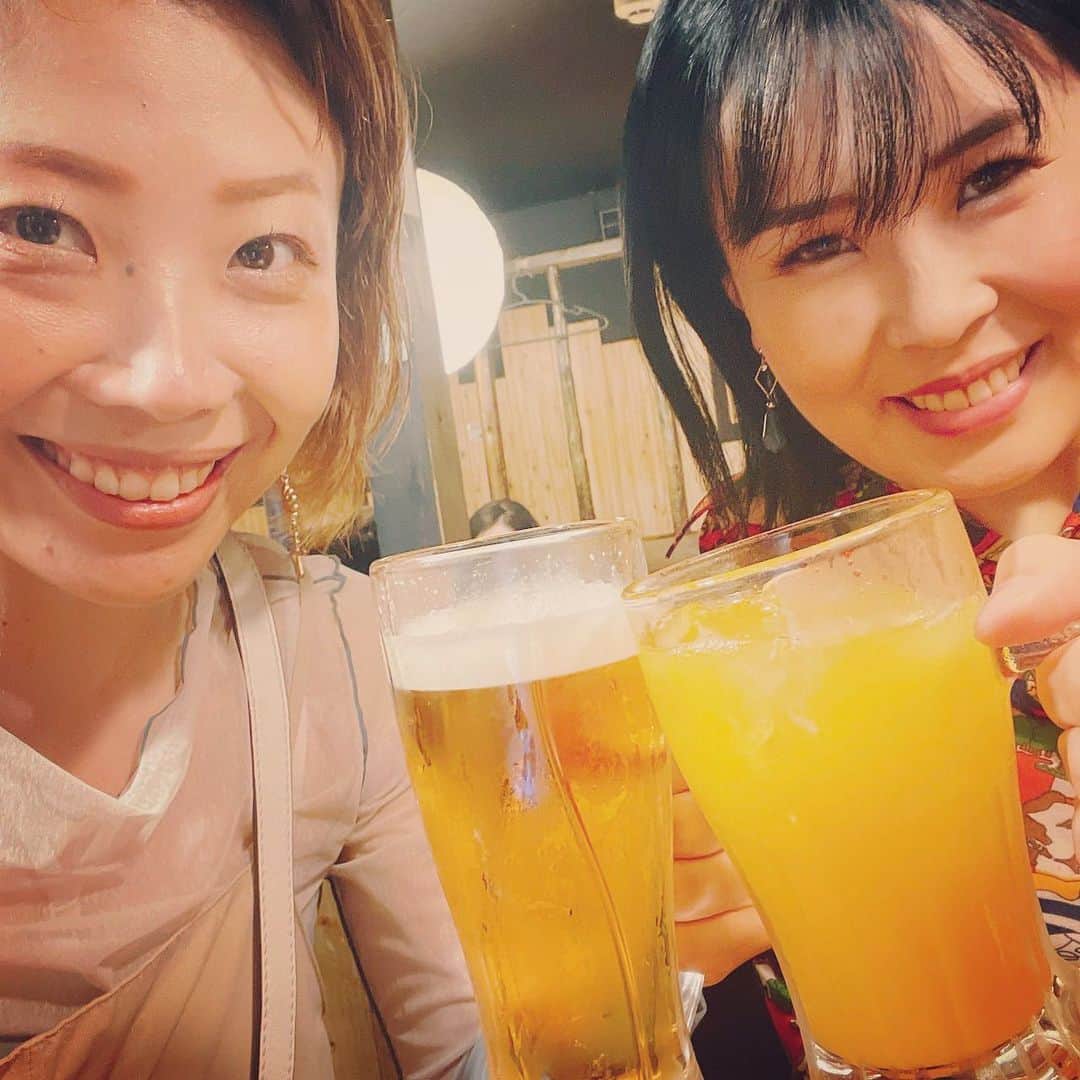 ななえ（キラキラ関係）のインスタグラム：「松竹芸能さんとこのあべみなちゃんと盃を交わした🍶 とんでもなく楽しい夜でした🫶🏻  ただ、あべみなちゃん全然何も食べてなかった。 ななえは狂ったように塩とバターと揚げ物を食べてた。 やれやれである🤷🏻‍♀️  #秋分の日  #80兆パーセント女として生きてる」