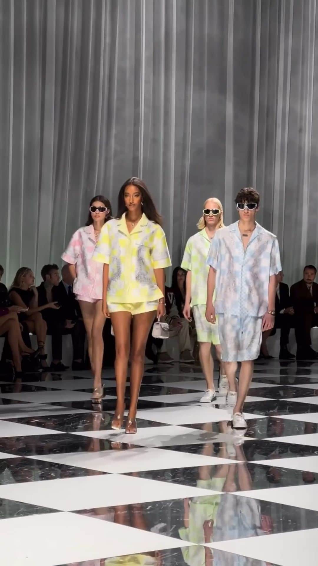 Fashion Weekのインスタグラム：「#Versace takes us back to the ‘60s with retro chic in pops of baby pink, blue, and yelow. The vibrant mood matched the spring palette as models in matching separates, a-line mini dresses, and relaxed silhouettes glided down the runway, complete with their complementary bouffants and headbands. And let’s not forget the nostalgia-inducing appearance of Claudia Schiffer in the final look! The show was a nod to timeless elegance with a fresh point-of-view.  Video courtesy of @datewithversace & @dailyfrontrow」