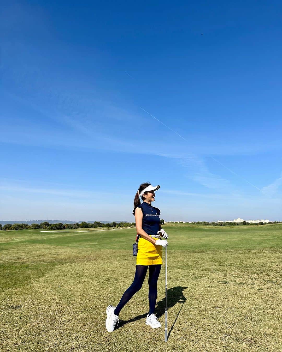 胃腸良子のインスタグラム：「golf @ITALY  @sanmarzanowines  様のお招きで イタリア🇮🇹でゴルフができました！  一生に一度の思い出です。  青い空、綺麗なグリーンに囲まれて 絶景ゴルフです。  日本のゴルフ場のようなトリッキーさがないので、 のびのびまわることができました！ 途中からスコアを数えることもやめて、 ひたすらエンジョイ。  これもイタリアならではですね。 ご一緒いただきました皆様ありがとうございました😊  @haruna.kokubun  @bisuhada  @ayano.2.5.2.5   #ootd #golfwear  @loudmouth_japan_official  #golfclub  @taylormade_golf_japan   #golflife  #golfswing  #ゴルフ #italy  #イタリア #trip #sanmarzanowines #サンマルツァーノワイン #Puglia  #プーリア #italianlifestyle  #presstrip」