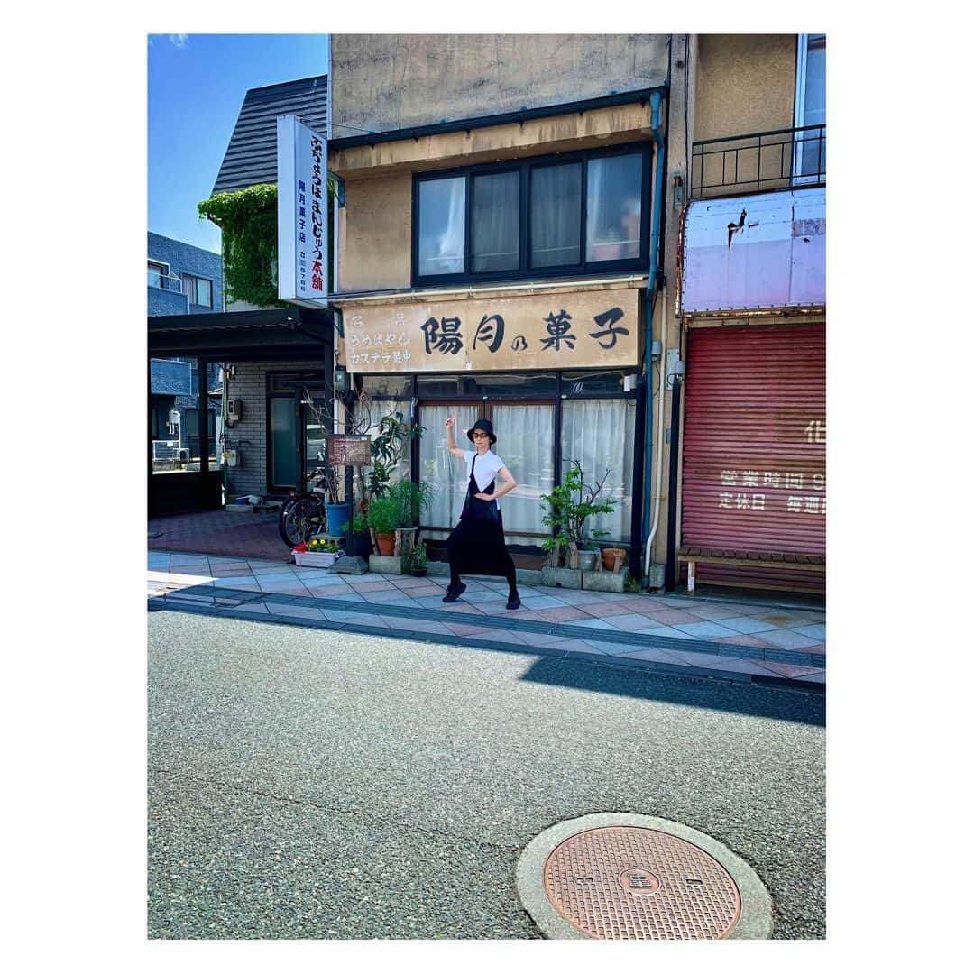 陽月華のインスタグラム：「☆  看板のジャケに惹かれ。  盛岡八幡宮の参道にて。  こちらの名物が「ぶぢょうほまんじゅう」 モチモチな生地の中に入っている黒蜜がぷちゅとはねて「不調法する」ことからその名がついた とのこと。  残念ながら食べられなかったけど…。 説明からして美味しい。間違いなくこれは美味しい。食べたかったなあ。  お店の前で失礼いたしました。  #陽月菓子舗 #ぶぢょうほまんじゅう #盛岡 #盛岡八幡宮  #盛岡グルメ」