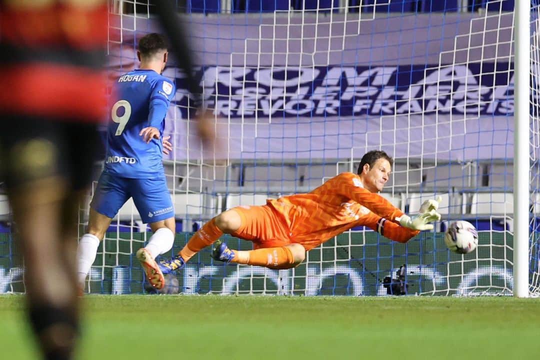 アスミル・ベゴヴィッチのインスタグラム：「A good point on the road for us tonight. Massive shift and effort by the whole team. Amazing travelling support as always! ⚪️🔵🆎🧤  @officialqpr @ab1gk」