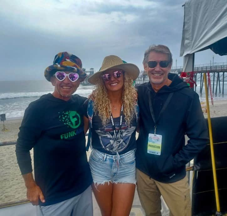 リンゼイ・ジャコベリスのインスタグラム：「Getting things started for this weekend! @supergirlpro Calling the live action with me is @unclee111 @fewelly1」