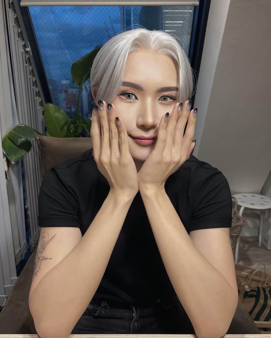 mananailsのインスタグラム：「Thank you @kimgyutae_official 🖤✨」