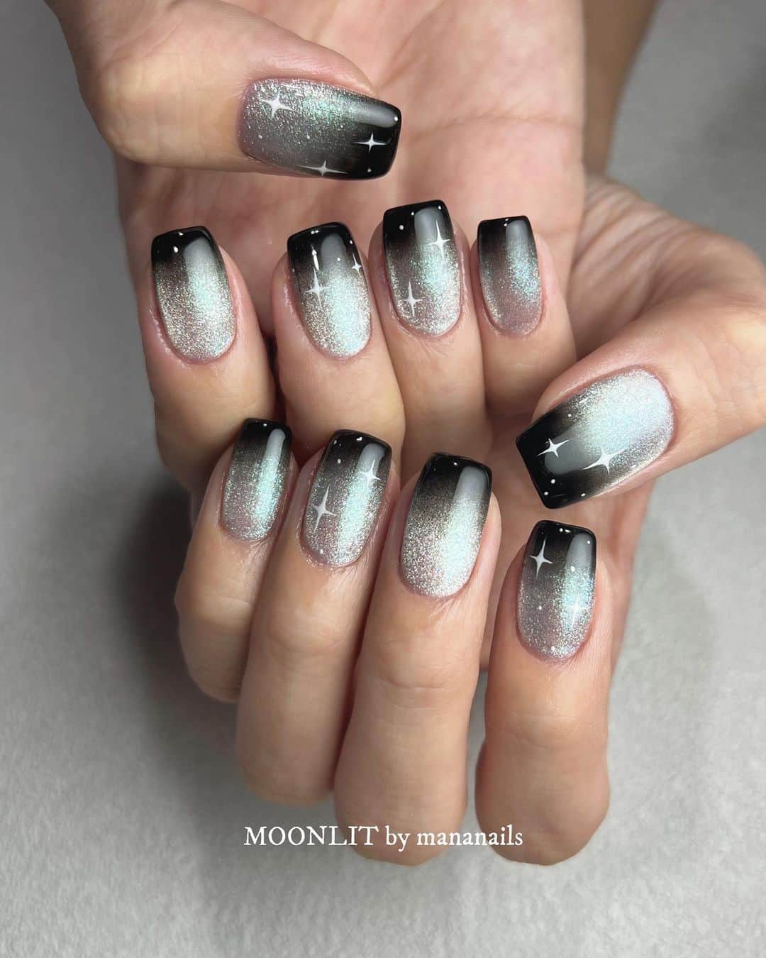 mananailsのインスタグラム：「@kimgyutae_official design🌑🌌✨  薄くブルーム掛かったマグベースに ブラックグラデーションとキラキラ✨  ☾150minオフ込み」