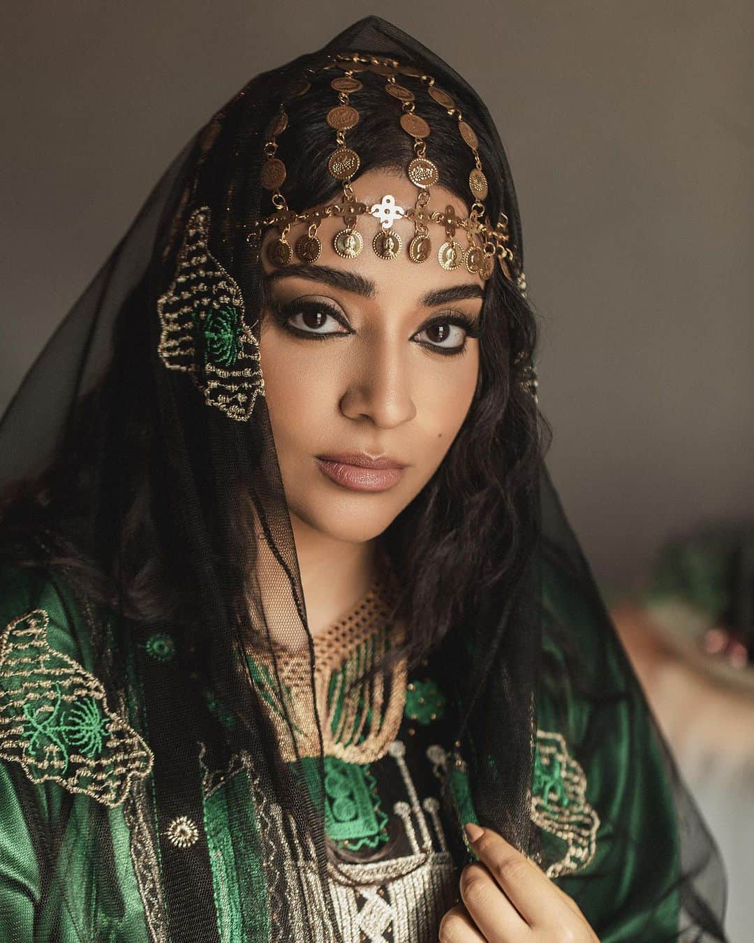 Khairiah Abulabanのインスタグラム：「في اليوم الوطني السعودي الـ93 ركزنا الضوء على جمال وأصالة المرأة السعودية بين ماضيها وحاضرها ، و اهتمامها بمظهرها الخارجي حيث ينبع من احساسها بالجمال والانوثة 💚✨   استوحينا إطلالة الماضي من عصر جدّاتنا ومن ذكرياتنا لتفاصيل عنايتهم بمظهرهم الخارجي 💚✨  كل عام وانتم بخير بمناسبة اليوم السعودي الوطني ٩٣ 🇸🇦💚💜  Creative Director and Fashion Styling  👗 @houseofstylebykh  Art director  🖼️ @lujain_iy  Photographer  📸 @rehabyamani  Hair 💇🏻‍♀️ @beba_hair_style  Makeup  💄 @ryam011」