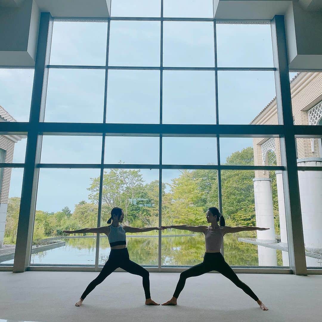 長谷川朋美のインスタグラム：「自分の体やマインドは思い通りに変えられる♡ 少しずつではあるけれど、自分のなりたいBODYに近づいていっているし、コンプレックスを解消していけている気がします😌  昨日のLIVEでもそんな話しをしていましたが、  最初は理想には程遠く どこから手をつけていいかもわからず 叶いっこないから努力する前から諦めていて  うまく何かでカバーしようと あの手この手を試してもがいていた過去の私。  でもある時から、取り繕いではなく  「私自身で生きていく」  と覚悟を決めてから、  ここから10年かけてもいいじゃない、 何もしないよりは毎日一歩ずつでも進もうと決め  6年半経った今、振り返ってみると  あれができるようになった、 これもできるようになったと  いうものがたくさんあったことに気づく。  こうやって人は成長するんだ！と実感したら 少し自信になった。  これは、体だけではなくマインドも同じで  いつも繰り返してしまう 自分のパターンに気づいて、  それを少しずつ絡まった糸を解くように 丁寧に向き合っていくことで、  昔の自分では信じられないような 考え方や捉え方ができるようになり  生きるのがどんどん 楽になっていくのを感じる😌  何が言いたいかというと、 「人は必ず変われる」ということ。  なりたい自分や願う未来は 自分次第で必ず叶うということ✨  ※画像は先日のリトリート開催の時のもの。  私のヨガの先生の1人である  @emiyoga_m の指導のもと😁  エミさん体柔らかすぎ❣️  私も美BODYと、心と体の柔軟さを目指します✨✨  #なりたい自分 #人は変われる #bodymindspirit」