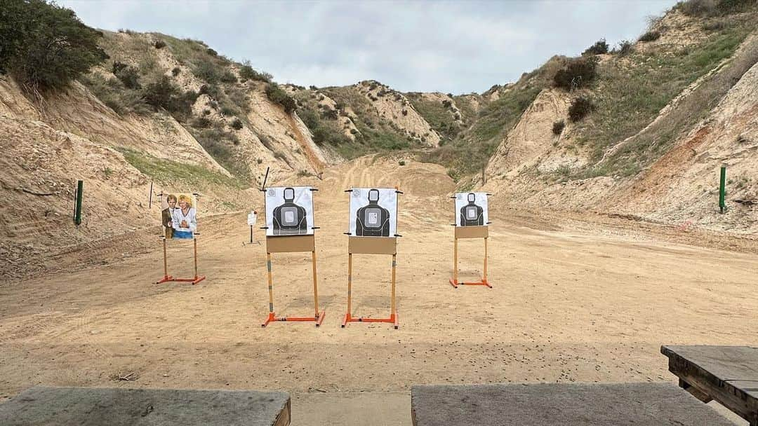 エリック・ウィンターさんのインスタグラム写真 - (エリック・ウィンターInstagram)「This was a fun day… big thank you to my boy Bob from LAPD for helping me with some training. I need to pick up my time a bit more on the drill but not a bad start! #safetraining #rangelife #imready #needtogetbacktowork #tomanyhobbies 😂」9月23日 7時57分 - ebwinter