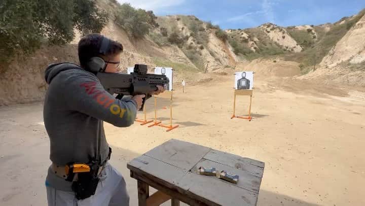 エリック・ウィンターのインスタグラム：「This was a fun day… big thank you to my boy Bob from LAPD for helping me with some training. I need to pick up my time a bit more on the drill but not a bad start! #safetraining #rangelife #imready #needtogetbacktowork #tomanyhobbies 😂」