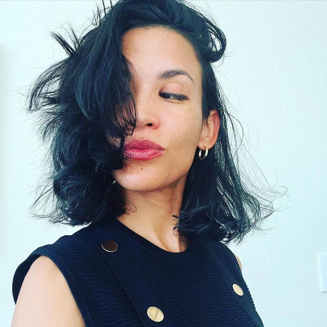 ダナイ・ガルシアのインスタグラム：「Happy Friday Familia 🌷🪴🌱 👑 Sending love & light to each one of you. Here is a simple message just for you. 🧡 The chief beauty about time is that you cannot waste it in advance. The next year, the next day, the next hour are lying ready for you, as perfect, as unspoiled, as if you had never wasted or misapplied a single moment in all your life. You can turn over a new leaf every hour if you choose. #resting #weekend #love #familia #reshare #charge #grateful #newhair #love #amigos #community  Never forget the magic 👑 #queen」