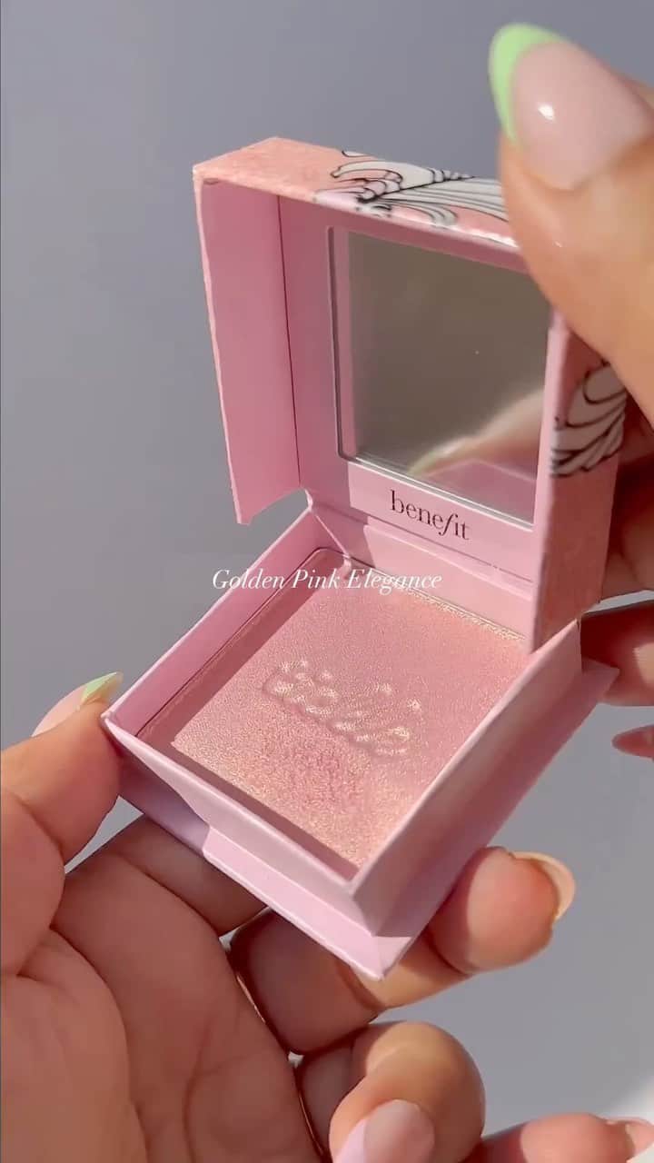 のインスタグラム：「She's a gleam come true 😍 Go for that golden-pink glow with superfine, buildable Tickle highlighter that instantly shines up your high points ✨⁠ ⁠ Tickle fans, talk to us! 👇⁠ ⁠ 📹: @gigglecloud⁠ ⁠ #benefitcosmetics #highlighter #ticklehighlighter」