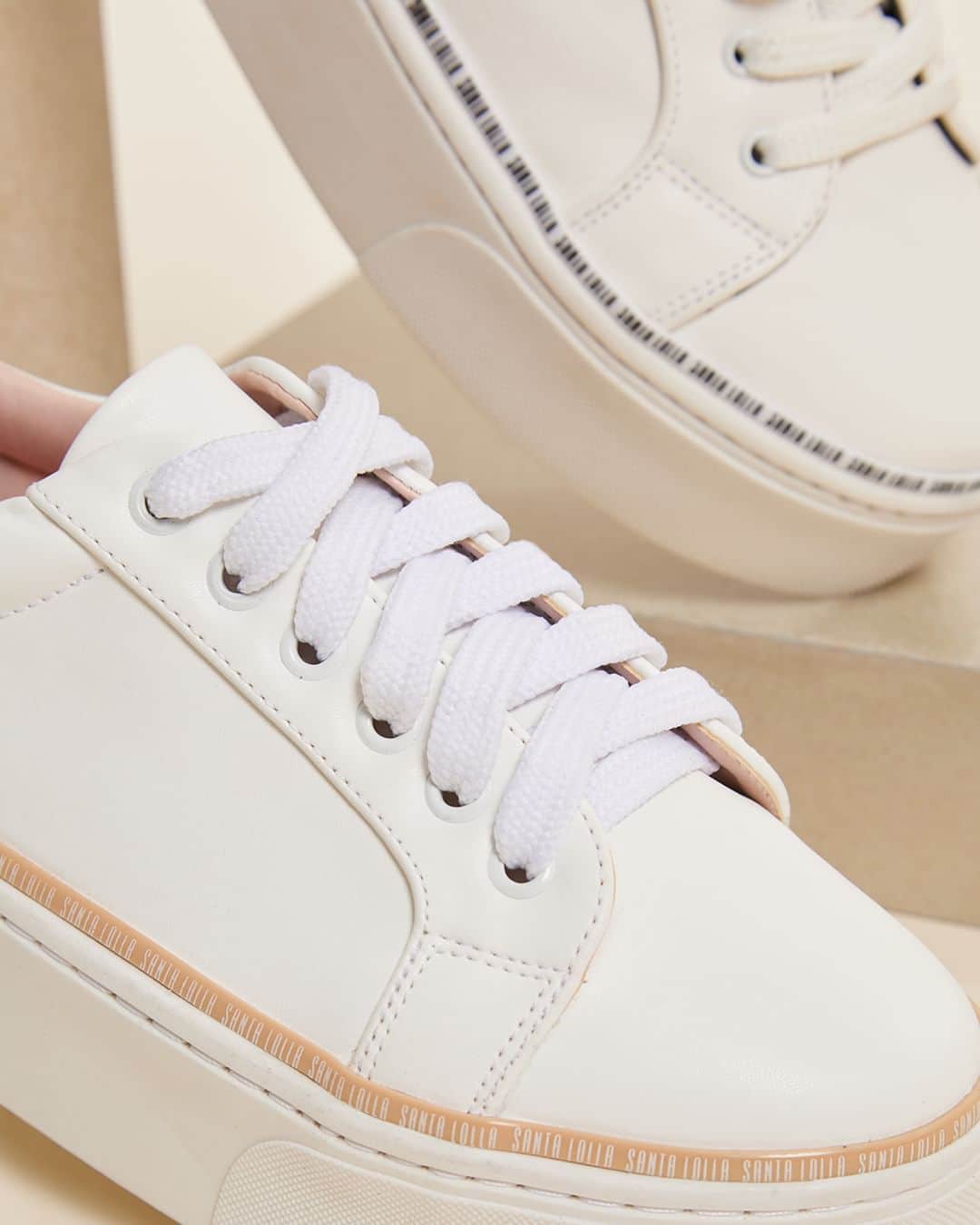 Santa Lollaのインスタグラム：「O sneaker de cadarço foi editado na construção flatform e além do acabamento bicolor, conta com a tira emborrachada personalizada com o logo Santa Lolla para ativar a trend logomania e dar aquele toque extra de personalidade. Desliza para ver mais detalhes! [ Rosa: R$199,90 | Preto: R$189,90 ] #santalolla #LollaForYou」