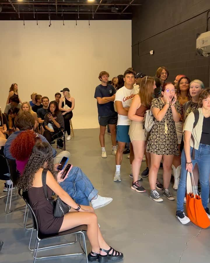 D・W・モフェットのインスタグラム：「@scad Film and Television Bees getting their first look at the HISTORIC SCAD FILM STUDIO AND BACKLOT!! The excitement is palpable!! Thank you @scad and thank you @paulaswallace for this incredible gift!!」