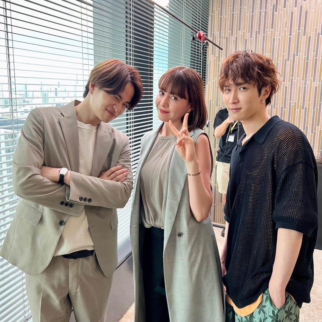 ウソ婚のインスタグラム：「次週いよいよ最終回❕ ⛪️┈┈┈┈** 　#ウソ婚 ** ┈┈┈┈💍  八重との関係が「ウソ婚」であることを告げ、進藤とレミに謝った匠  そんな3人の仲良しオフショットをお届けします📷  夜には、このシーンの撮影風景をお届け❕  #菊池風磨 #渡辺翔太 #トリンドル玲奈」