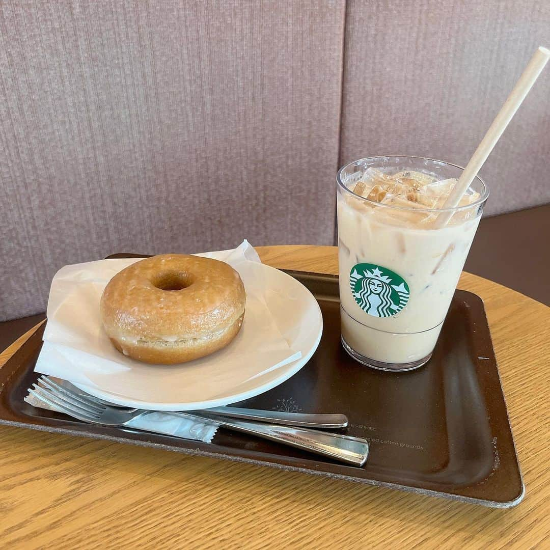 ちーちゃんのインスタグラム：「🍩  1番よく頼む好きな組み合わせかも☕️  シュガードーナツ × ホワイトモカ♡  #ホワイトモカ#シュガードーナツ#スタバラ部#スタバフード#スタバ女子#starbucksjp」