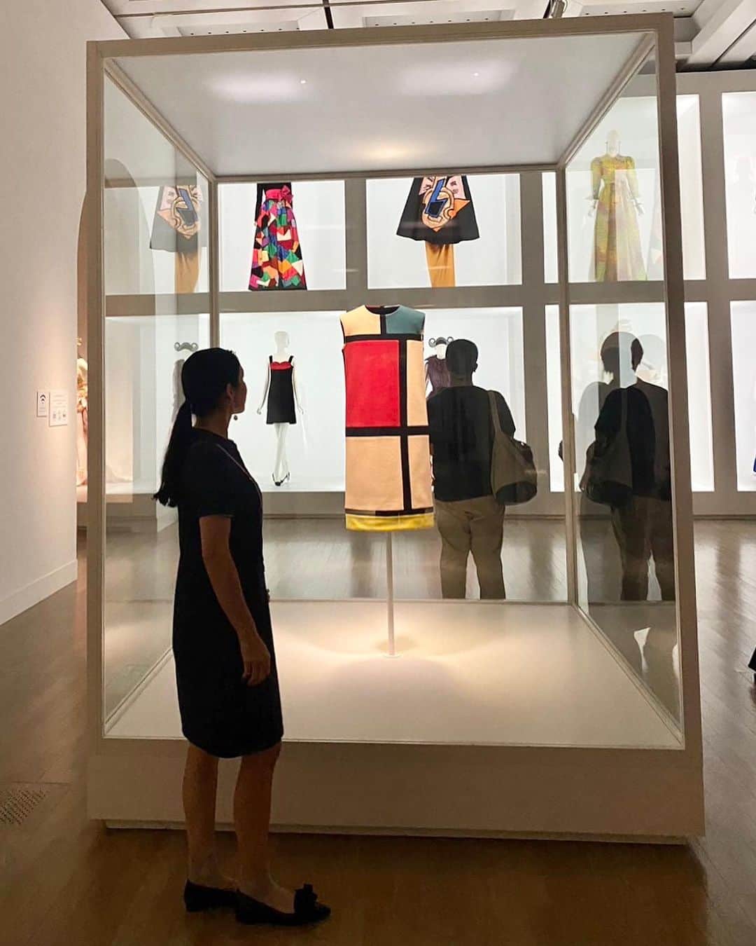 紙本真琴さんのインスタグラム写真 - (紙本真琴Instagram)「Yves Saint Laurent イヴ・サンローラン展 『時を超えるスタイル 〜Across the Style〜』  国立新美術館で20日から開催されているイヴ・サンローラン展  イヴ・サンローラン美術館パリによる全面協力を得て  没後日本で初めて開催される大回顧展だということで１ヶ月以上も前から楽しみにしてた🤍  会場に入って1番キュンとしたファースト・ピーコート  『ファッションは移り変わるけど スタイルは永遠に変わらない』というサンローランの言葉がピッタリだった  ディオールに才能を認められて開花していく彼のフリースタイル  展示されているデッサンやコレクションボードからも伺えるように  幼い頃から絵本を描く才能を持ち合わせていたという  彼らしい独創的でカラフルで止まることを知らないコレクション達でした！  展示会場の最後にあるオリジナルグッズショップでは来場者しか購入できないんです  混んでたから、また今度買いに来よう！と買わずに帰ってきたことを後悔…  展覧会は2023年12月11日（月）までだそう  事前予約は不要で、毎週金・土曜日は20時までオープン  また、10月7日（土）〜9日（月・祝）は高校生は無料で観覧できるんですって（要学生証提示）  また刺激を受けに行って来よっと♪  ワンピース&バッグ… @ysl   #イヴサンローラン展 #国立新美術館 #macotostyling #macotokamimoto #スタイルアップコーディネーター #パーソナルスタイリスト #アラフィフコーデ #大人スタイル #ワンピース #デニムワンピ #大人カジュアル #展示会コーデ」9月23日 8時03分 - macoto.kamimoto