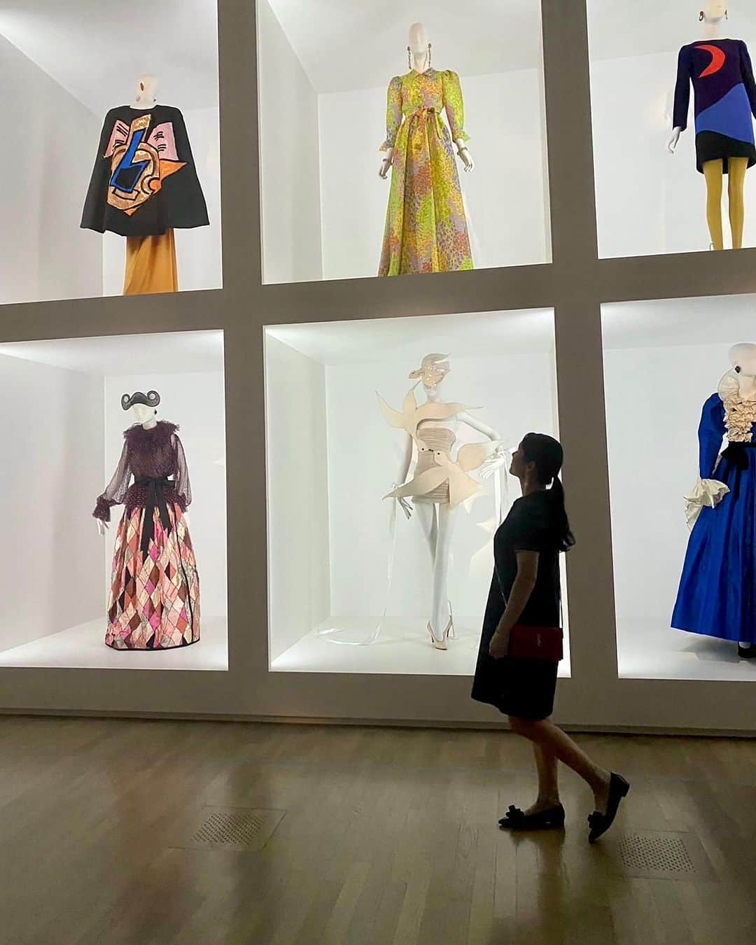 紙本真琴のインスタグラム：「Yves Saint Laurent イヴ・サンローラン展 『時を超えるスタイル 〜Across the Style〜』  国立新美術館で20日から開催されているイヴ・サンローラン展  イヴ・サンローラン美術館パリによる全面協力を得て  没後日本で初めて開催される大回顧展だということで１ヶ月以上も前から楽しみにしてた🤍  会場に入って1番キュンとしたファースト・ピーコート  『ファッションは移り変わるけど スタイルは永遠に変わらない』というサンローランの言葉がピッタリだった  ディオールに才能を認められて開花していく彼のフリースタイル  展示されているデッサンやコレクションボードからも伺えるように  幼い頃から絵本を描く才能を持ち合わせていたという  彼らしい独創的でカラフルで止まることを知らないコレクション達でした！  展示会場の最後にあるオリジナルグッズショップでは来場者しか購入できないんです  混んでたから、また今度買いに来よう！と買わずに帰ってきたことを後悔…  展覧会は2023年12月11日（月）までだそう  事前予約は不要で、毎週金・土曜日は20時までオープン  また、10月7日（土）〜9日（月・祝）は高校生は無料で観覧できるんですって（要学生証提示）  また刺激を受けに行って来よっと♪  ワンピース&バッグ… @ysl   #イヴサンローラン展 #国立新美術館 #macotostyling #macotokamimoto #スタイルアップコーディネーター #パーソナルスタイリスト #アラフィフコーデ #大人スタイル #ワンピース #デニムワンピ #大人カジュアル #展示会コーデ」